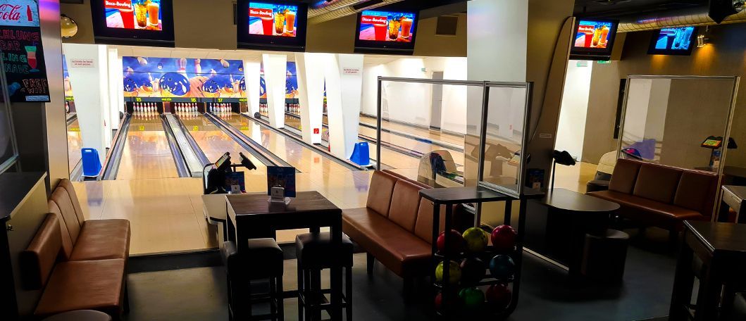 Blick auf die Bahnen von den Spielerplätzen aus im City Bowling Wiesbaden