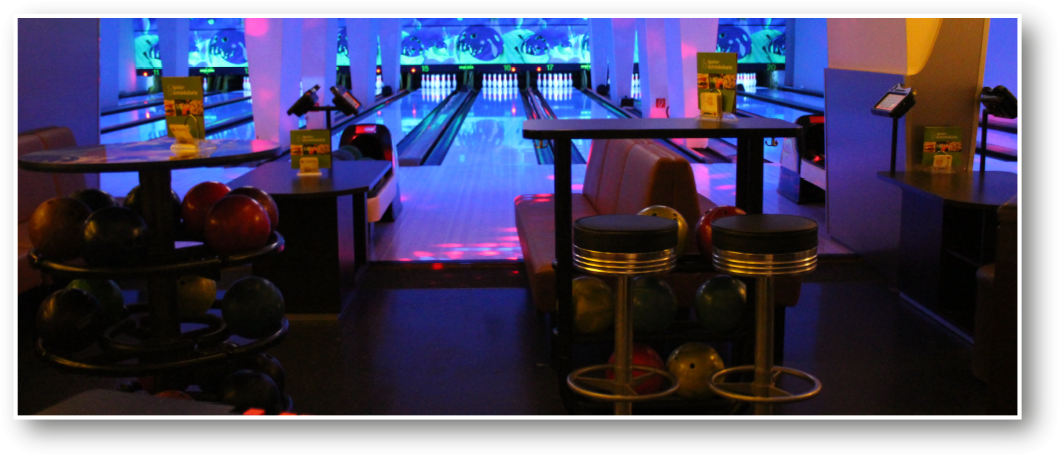 Panoramabild der Bowlingbahnen unter Schwarzlicht mit Lasershow im City Bowling Wiesbaden
