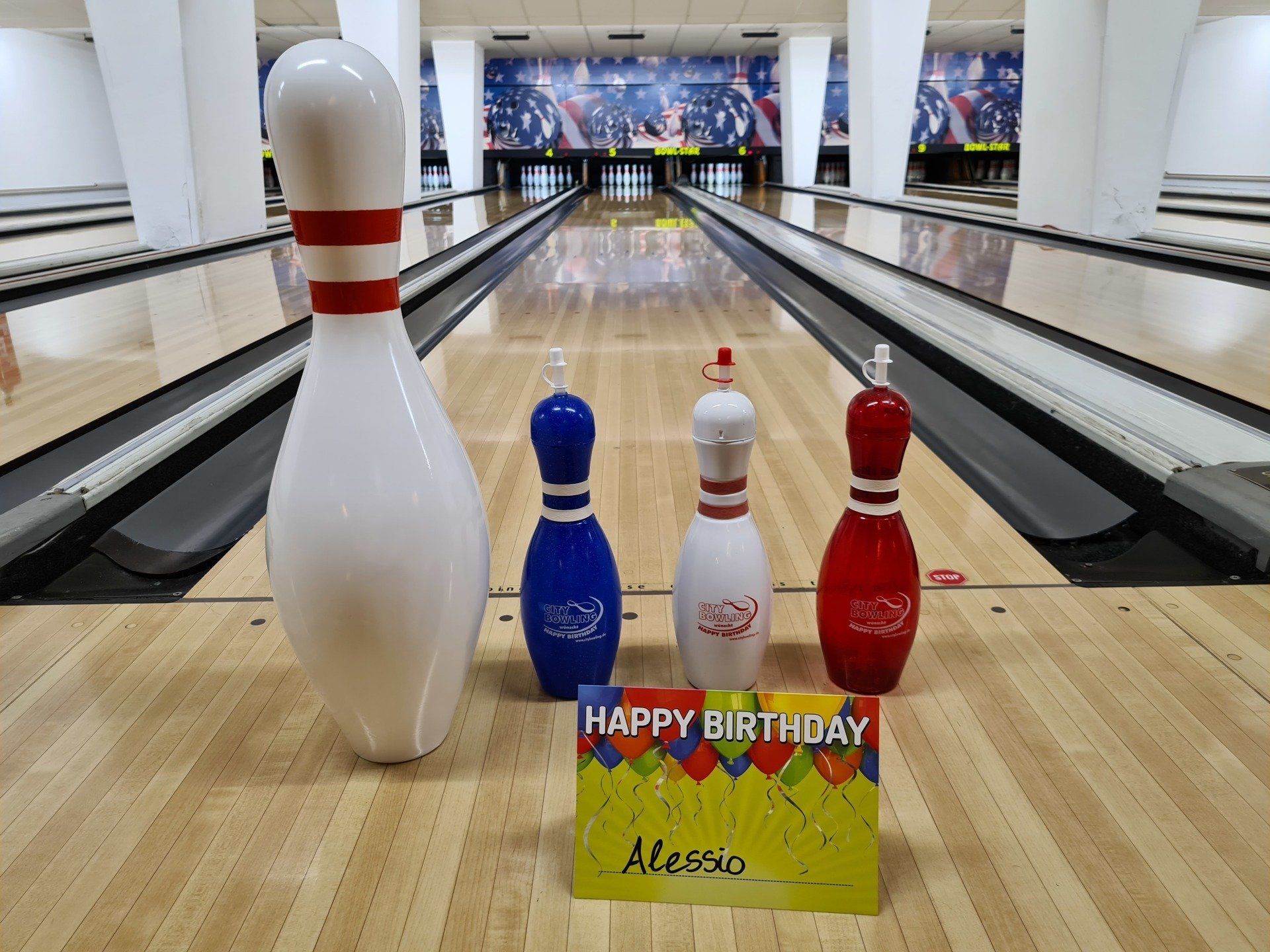 Buche jetzt Deine Geburtstagsparty bei uns im City Bowling Wiesbaden Pin mit Pin-Trinkflaschen und Geburtstagskarte vor den Bowlingbahnen