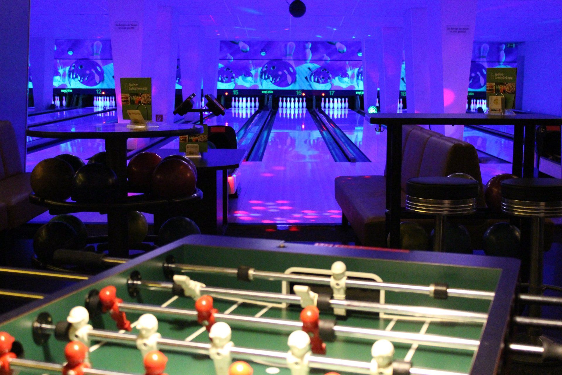 Bowlingbahnen mit Tischkicker unter Schwarzlicht mit Lasershow im City Bowling Wiesbaden