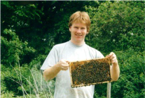 Imkermeister Hermann Mehl Imkermeister Hermann Mehl mit Bienenwabe