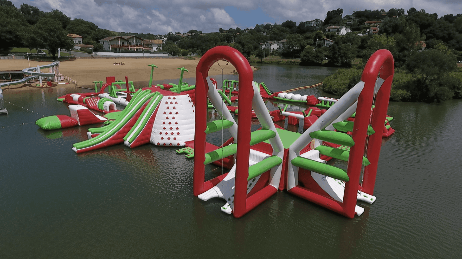 aquazone parc aquatique gonflable flottant lac de st pee sur nivelle