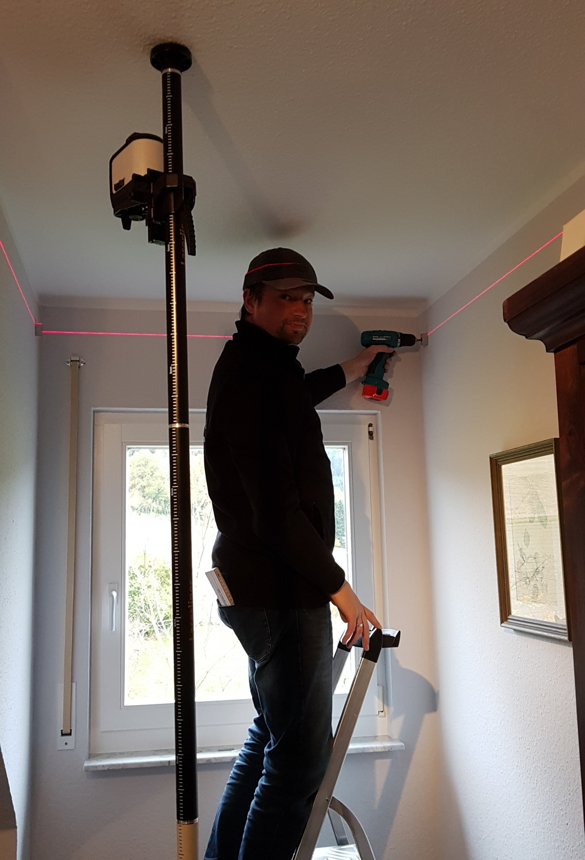 Raumausstatter Kaiser geht in Arnsberg, Sundern und Eslohe auf Montage von Gardinen, Plissees, Fliegengitter und Pendeltür.