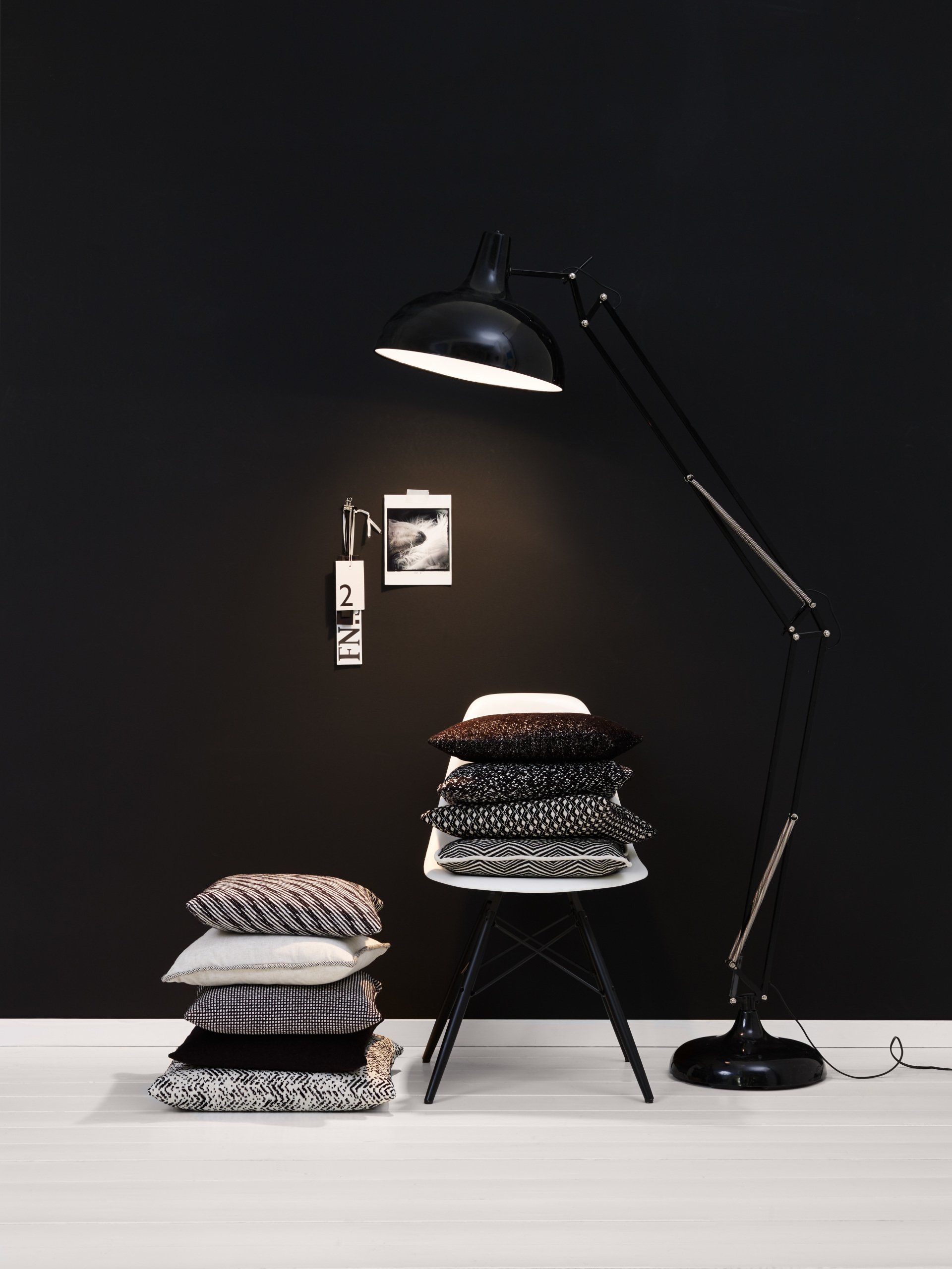 Raumausstatter- Meisterin Sandra Kaiser aus Meschede bietet diverse Leuchten passend zu Stühle, Sofa, Sessel und Gardinen.