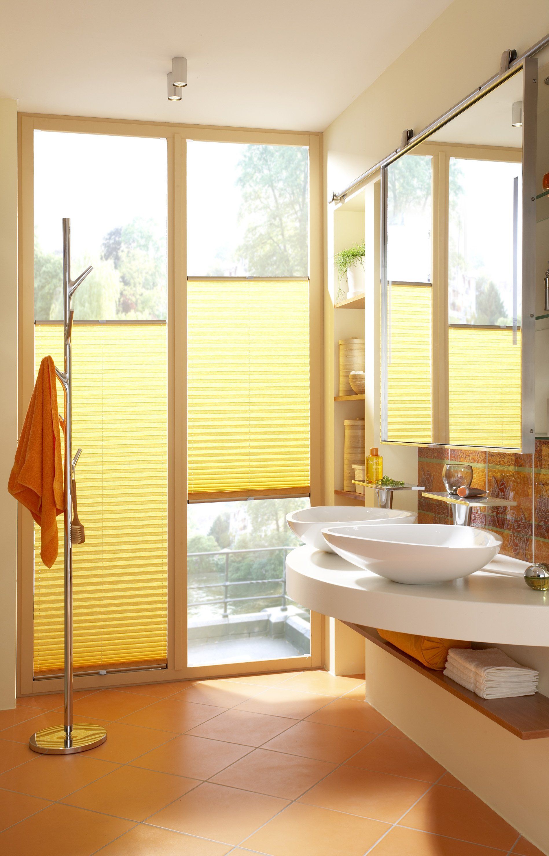 Ein Plissee von Raumausstatter Kaiser in Meschede ist optimal für alle Fenster mit Sonderform.