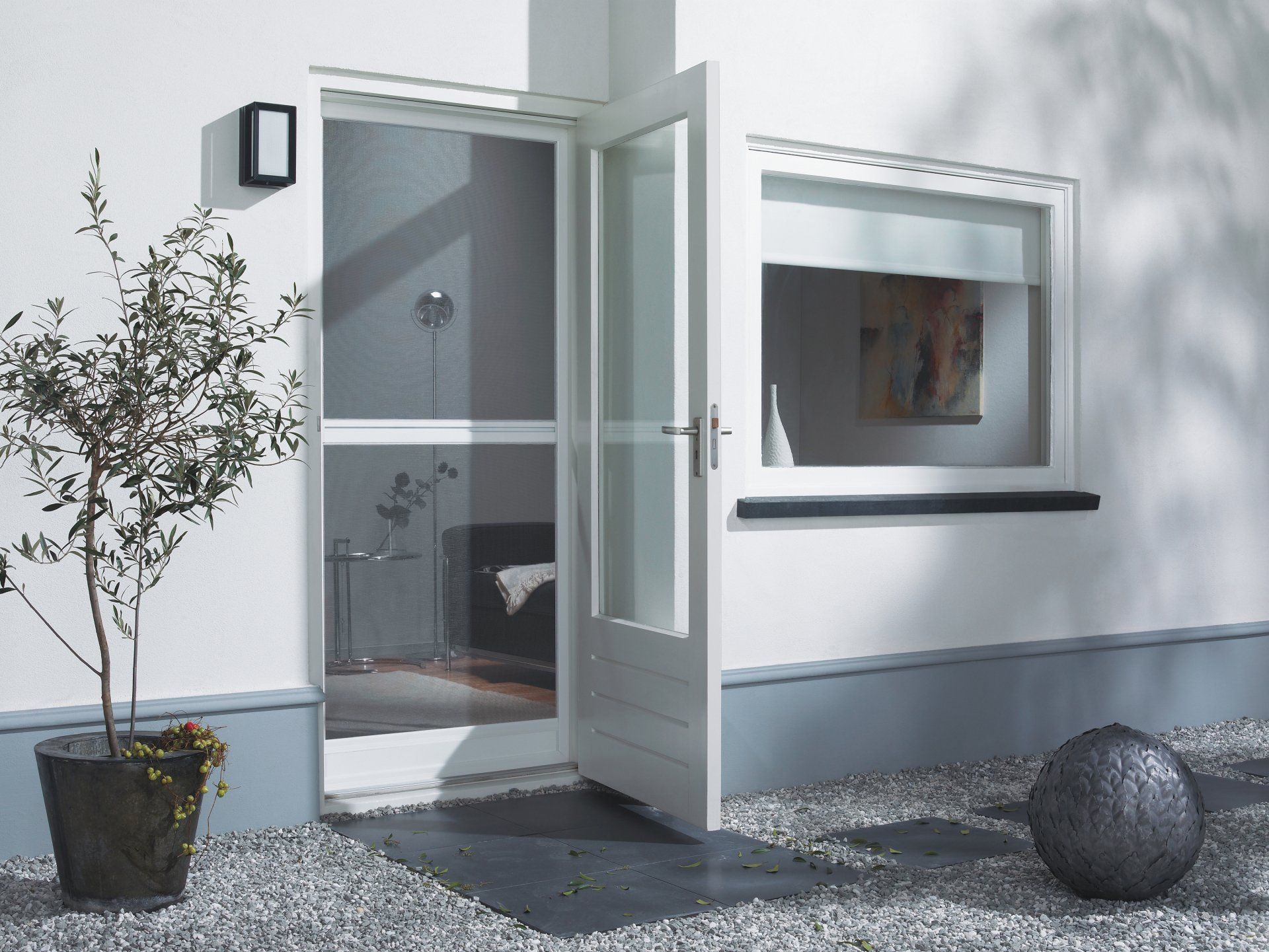 Insektenschutz bzw. Fliegengitter von Raumausstatter Kaiser aus Arnsberg und Neheim als Drehtür oder Pendeltür mit Transpatec