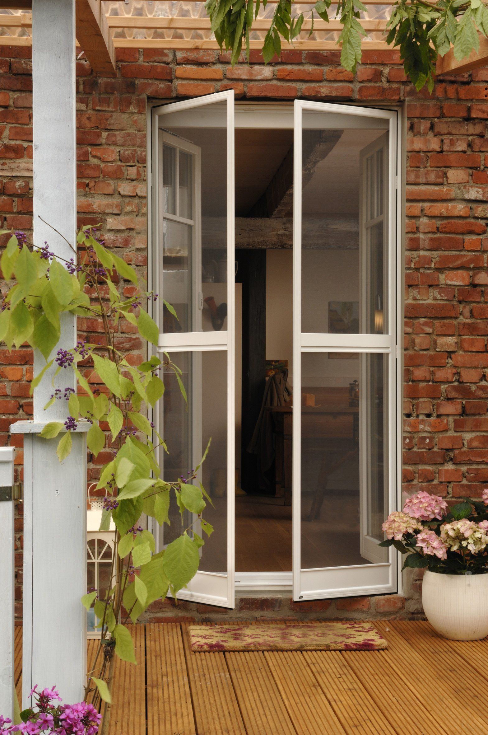 Insektenschutz oder Fliegengitter auf Maß vom Fachhändler Raumausstatter Kaiser in Meschede- Freienohl anfertigen lassen.