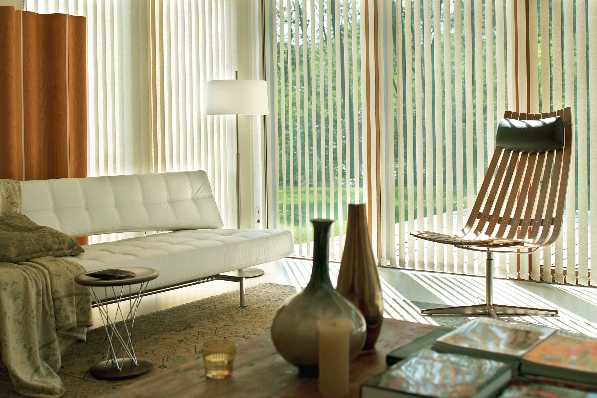 Vertikallamellen im Wohnbereich sind praktisch und effektiv. Fachgerechte Montage durch Raumausstatter Kaiser aus Meschede.