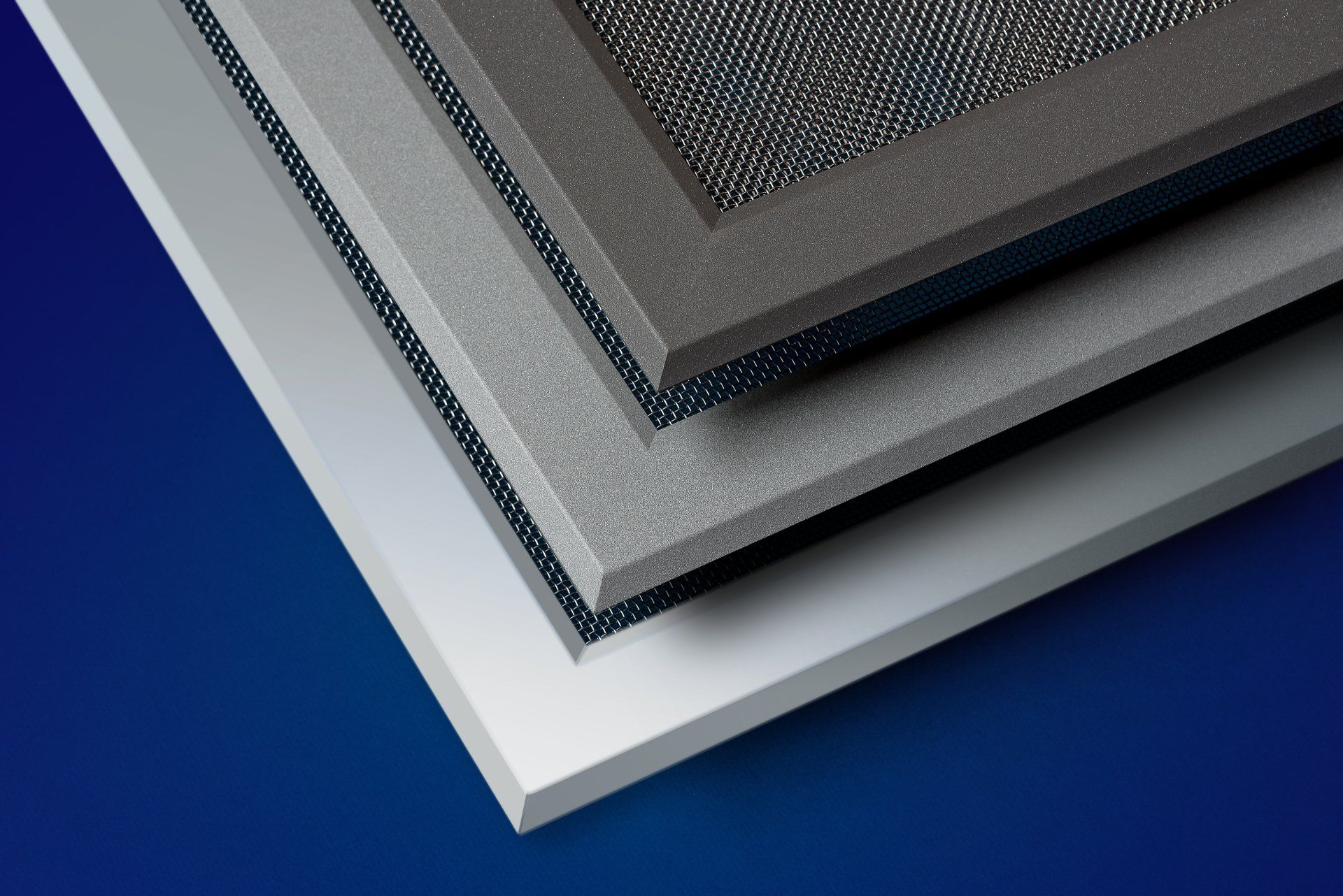 Kellerschachtabdeckungen und Fliegengitter gegen Mäuse, Spinnen, Frösche sowie Laub von Raumausstatter Kaiser in Meschede.