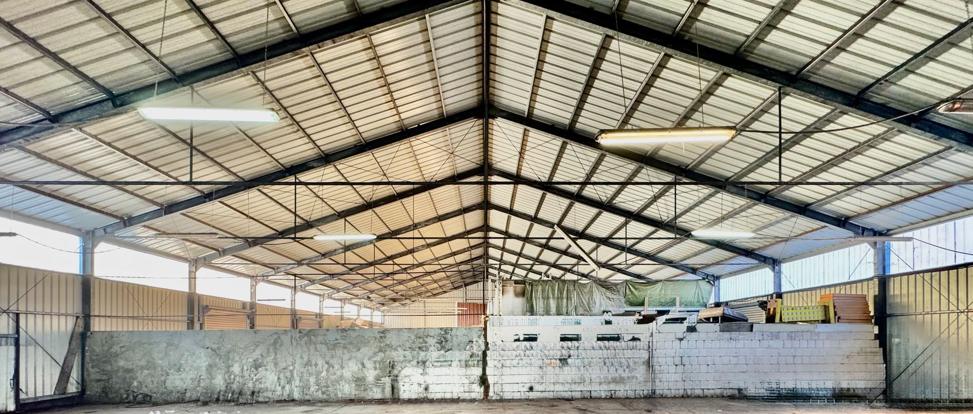 Gebrauchte Lager- und Logistikhalle in Berlin zu verkaufen: freistehende Stahlhalle 50 × 25 m, Höhe 5,3 / 9,2 m, mit 8 Rolltoren, Stahltrapez-Verkleidung