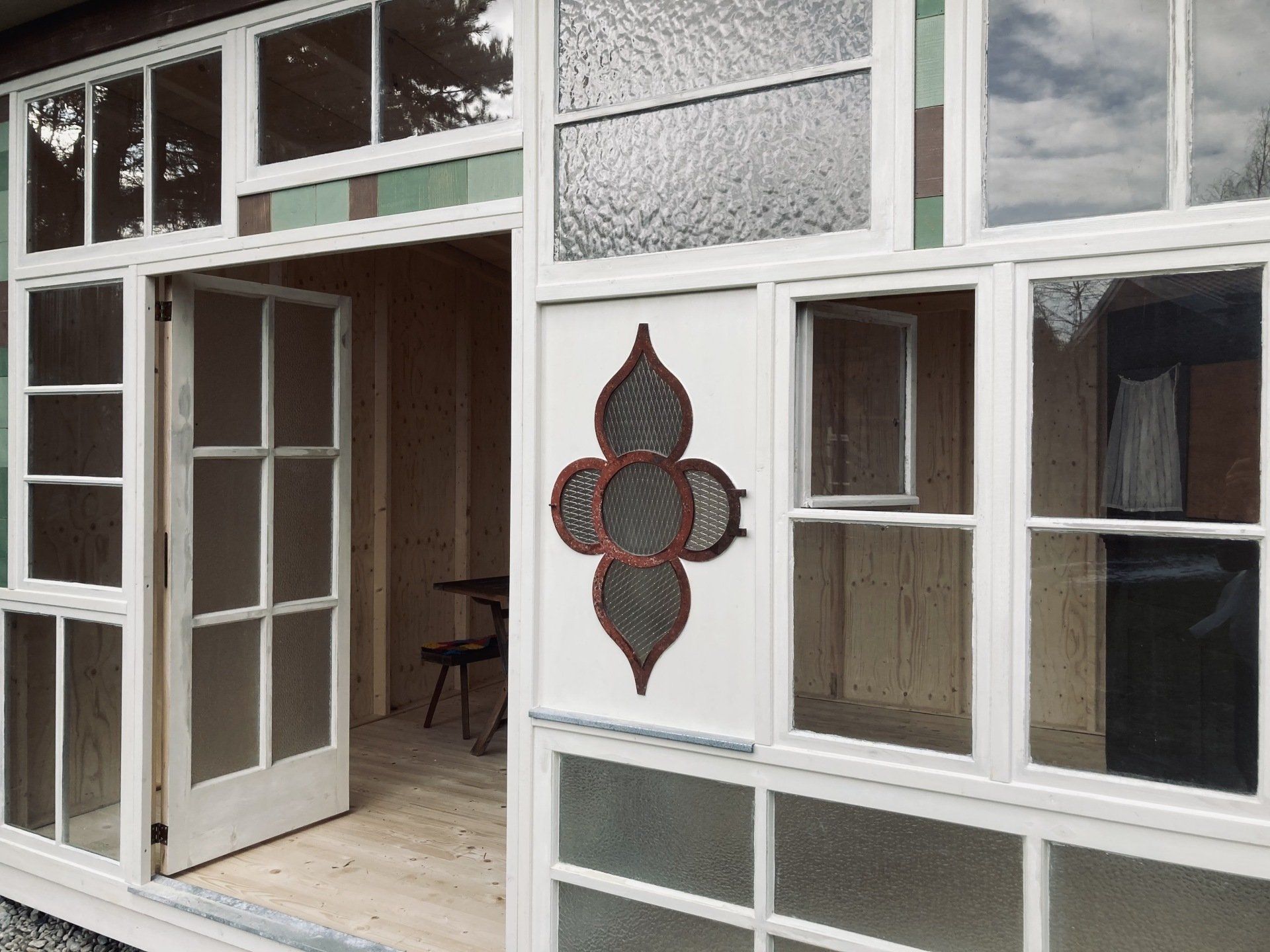 Detailaufnahme eines Gartenhaus-Fensters mit Ornamentverglasung in Bad Aibling