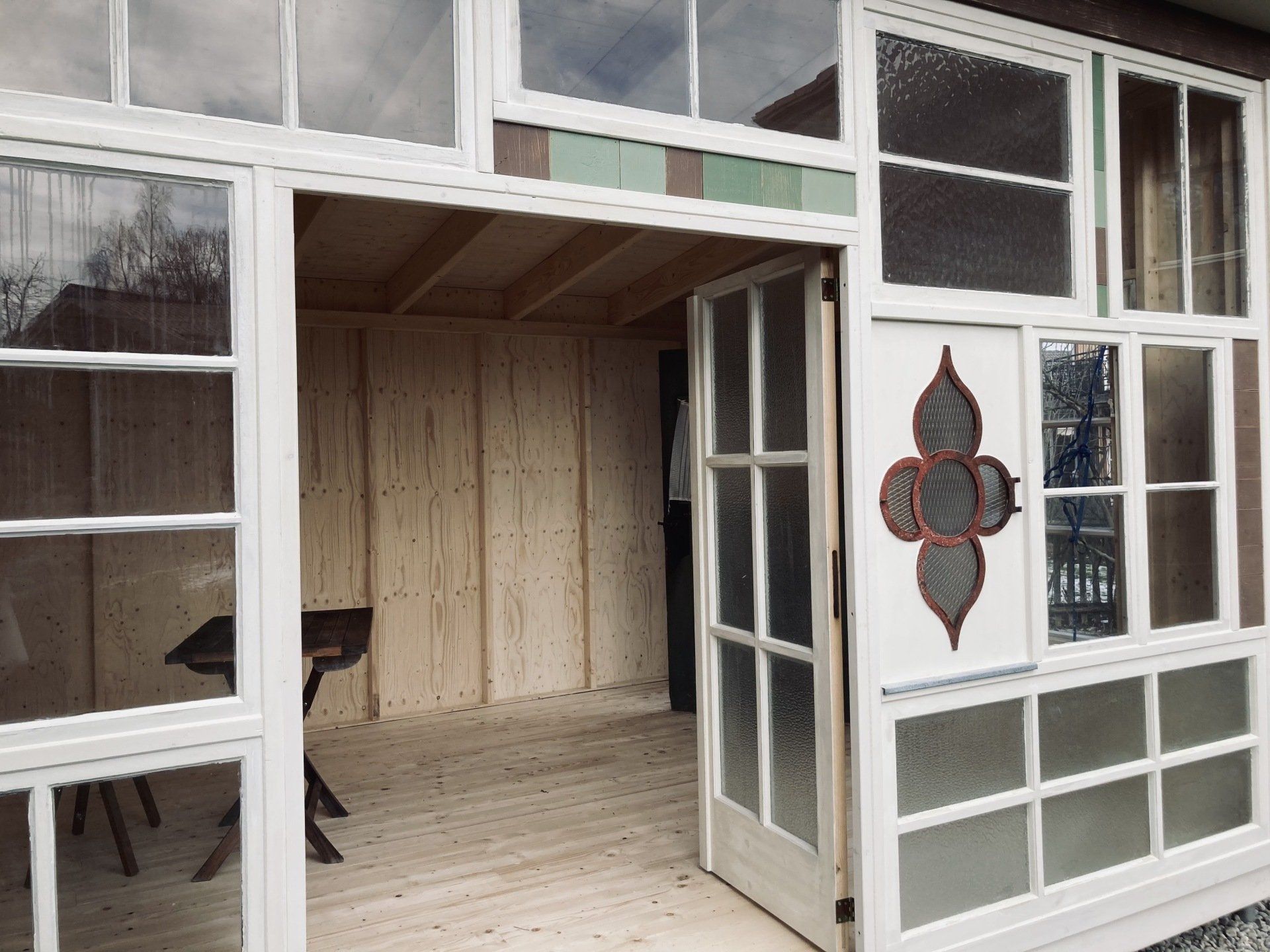 Gartenhaus mit Vintage-Flügeltüren und Innenverkleidung aus Holz bei Rosenheim