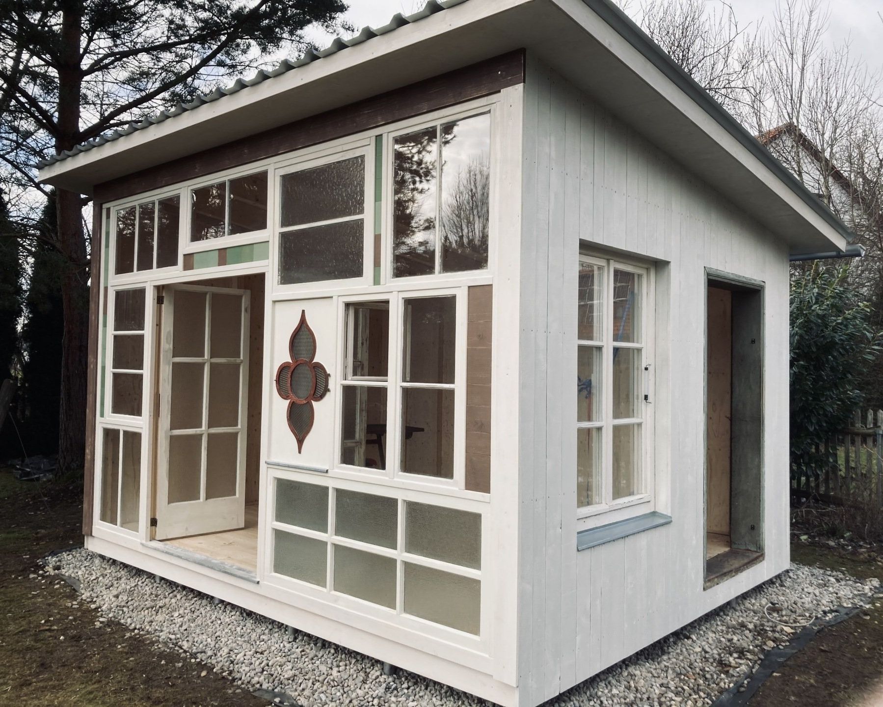 Gartenhaus mit Vintage-Fenstern in München