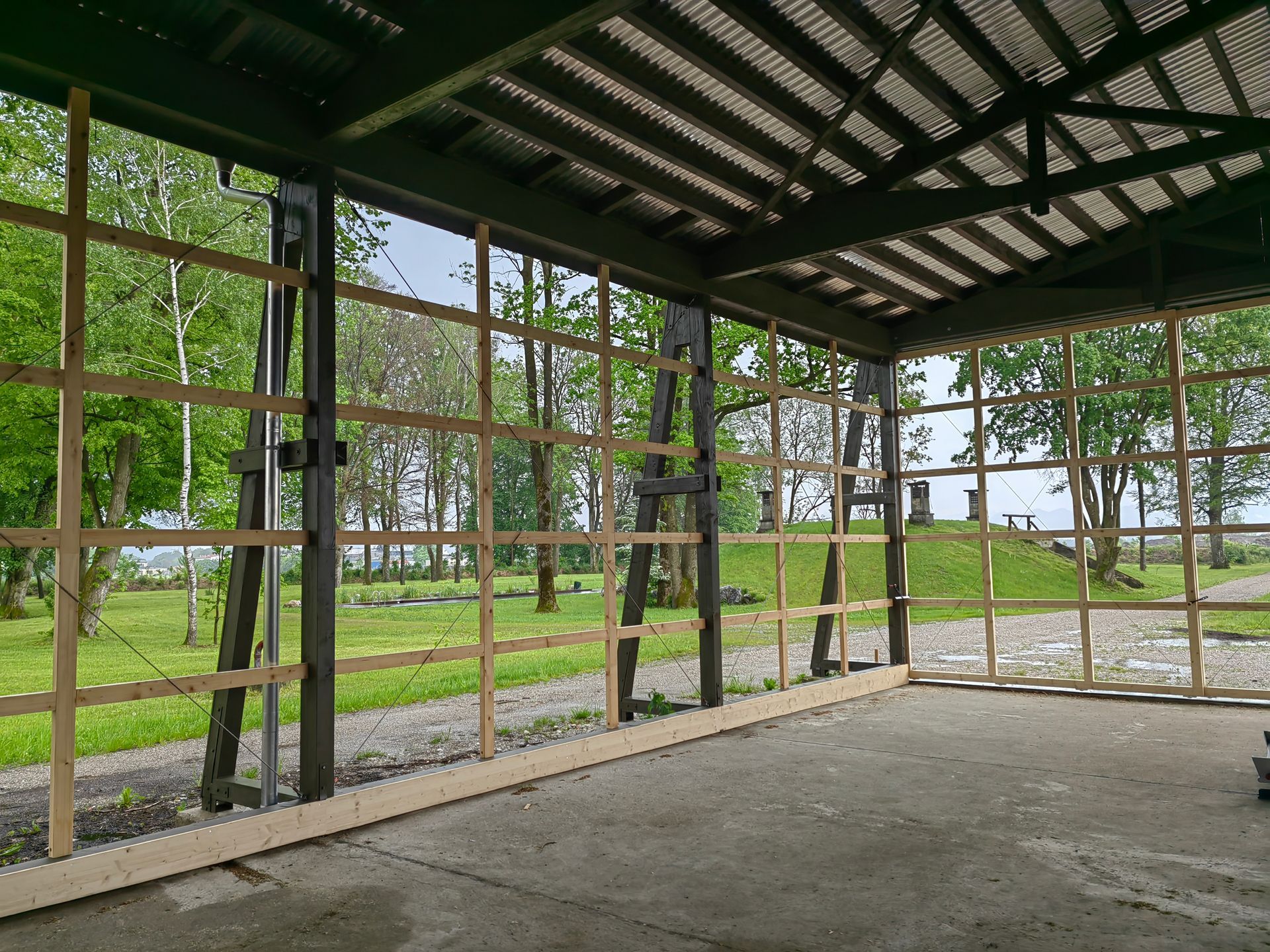 Innenansicht der sanierten Industriehalle mit lichtdurchfluteten Seitenwänden, gebaut in München von bauwerk singer