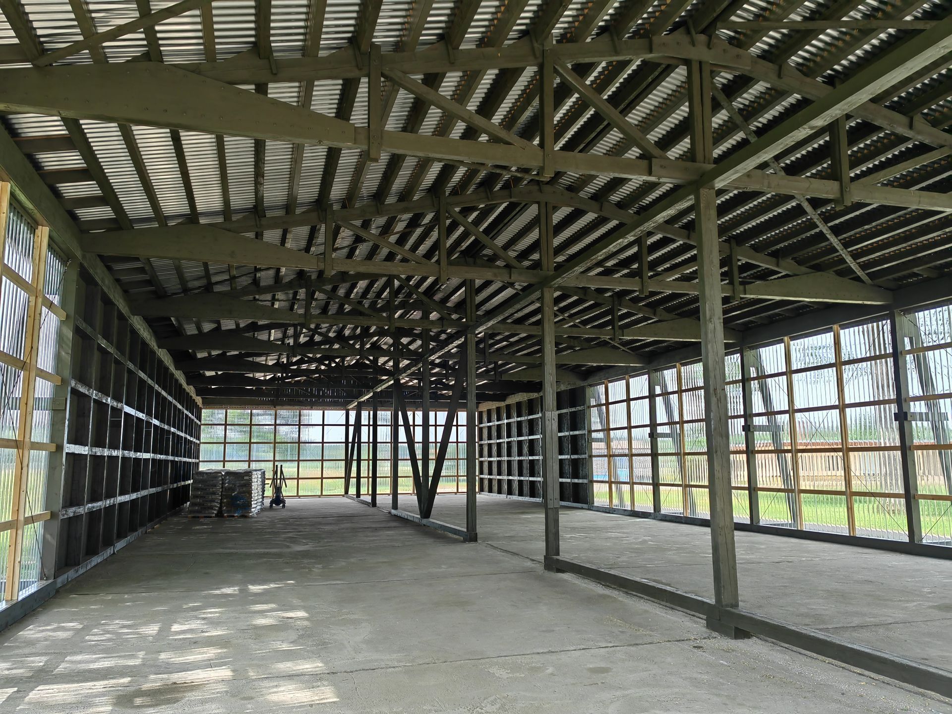 Innenraum der sanierten Halle in München von der Zimmerei bauwerk singer