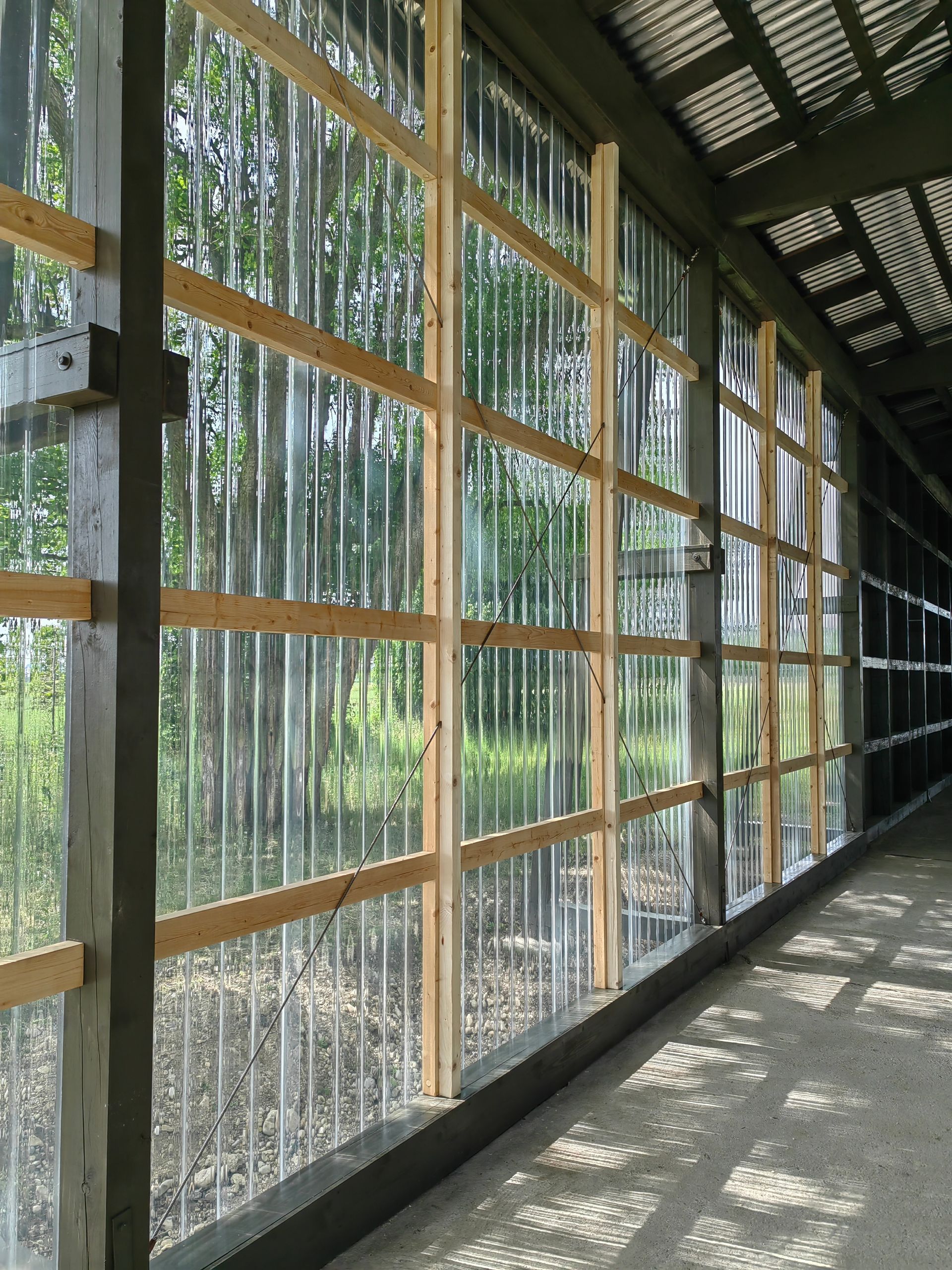Transparente Hallenwand - neu interpretiert mit industriellem Charakter, gebaut in Rosenheim