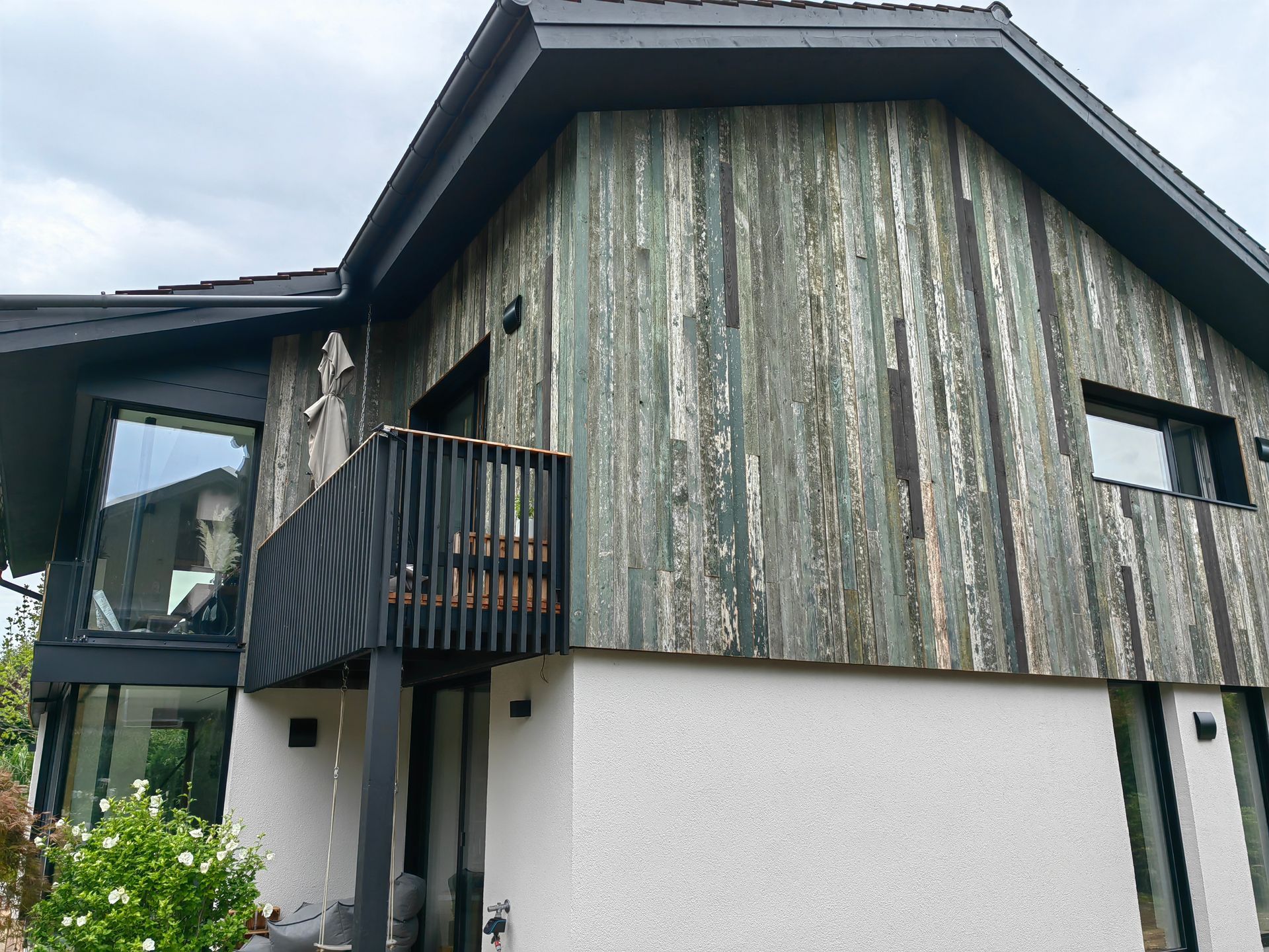 Sanierung eines Wohnhauses mit Holzfassade aus vintage Holz und neuem Dach, ausgeführt von Zimmerei bauwerk singer