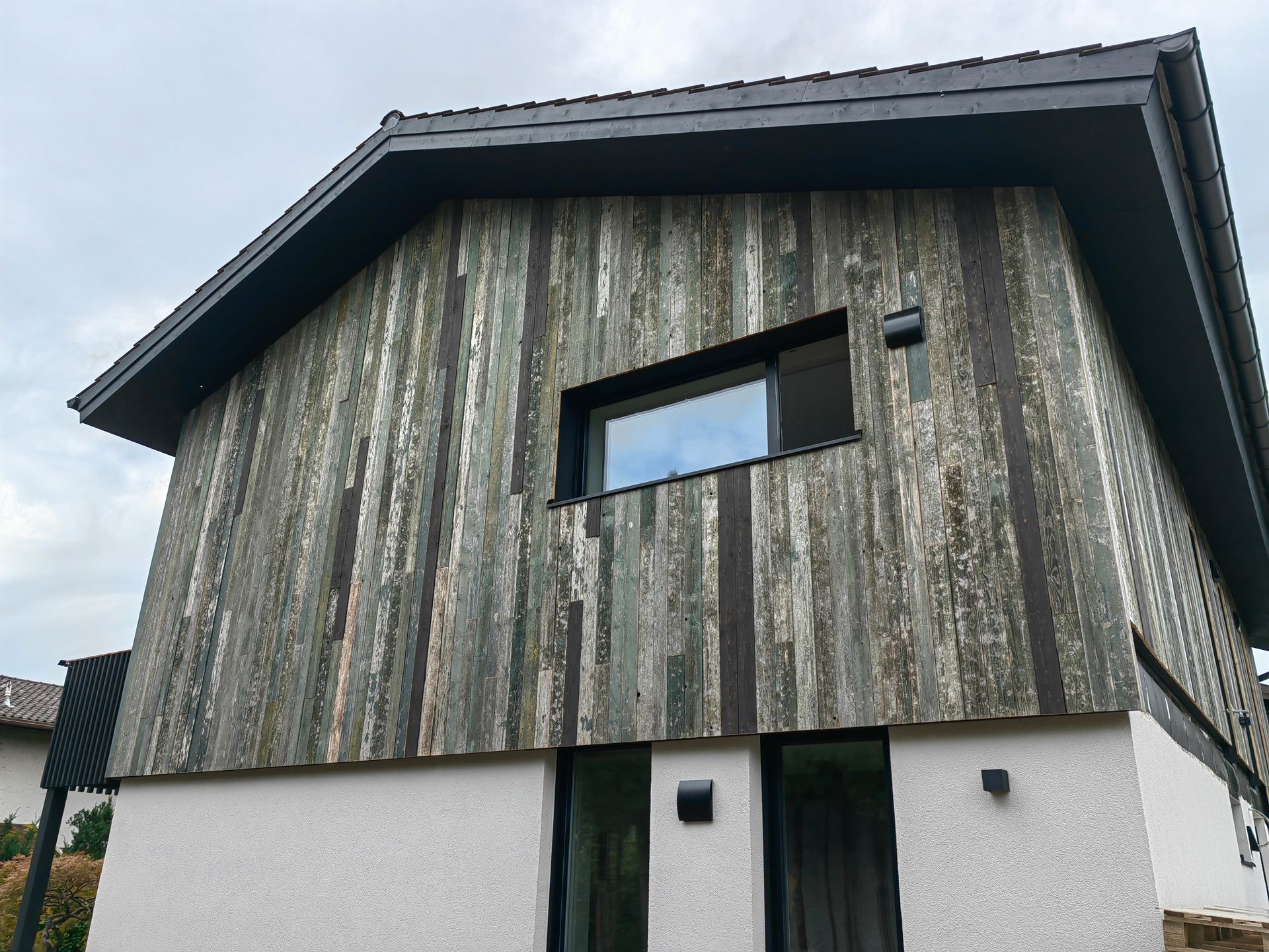 Holzfassade aus Altholz bei sanierter Wohnimmobilie, ausgeführt von Zimmerei bauwerk singer in Ebersberg
