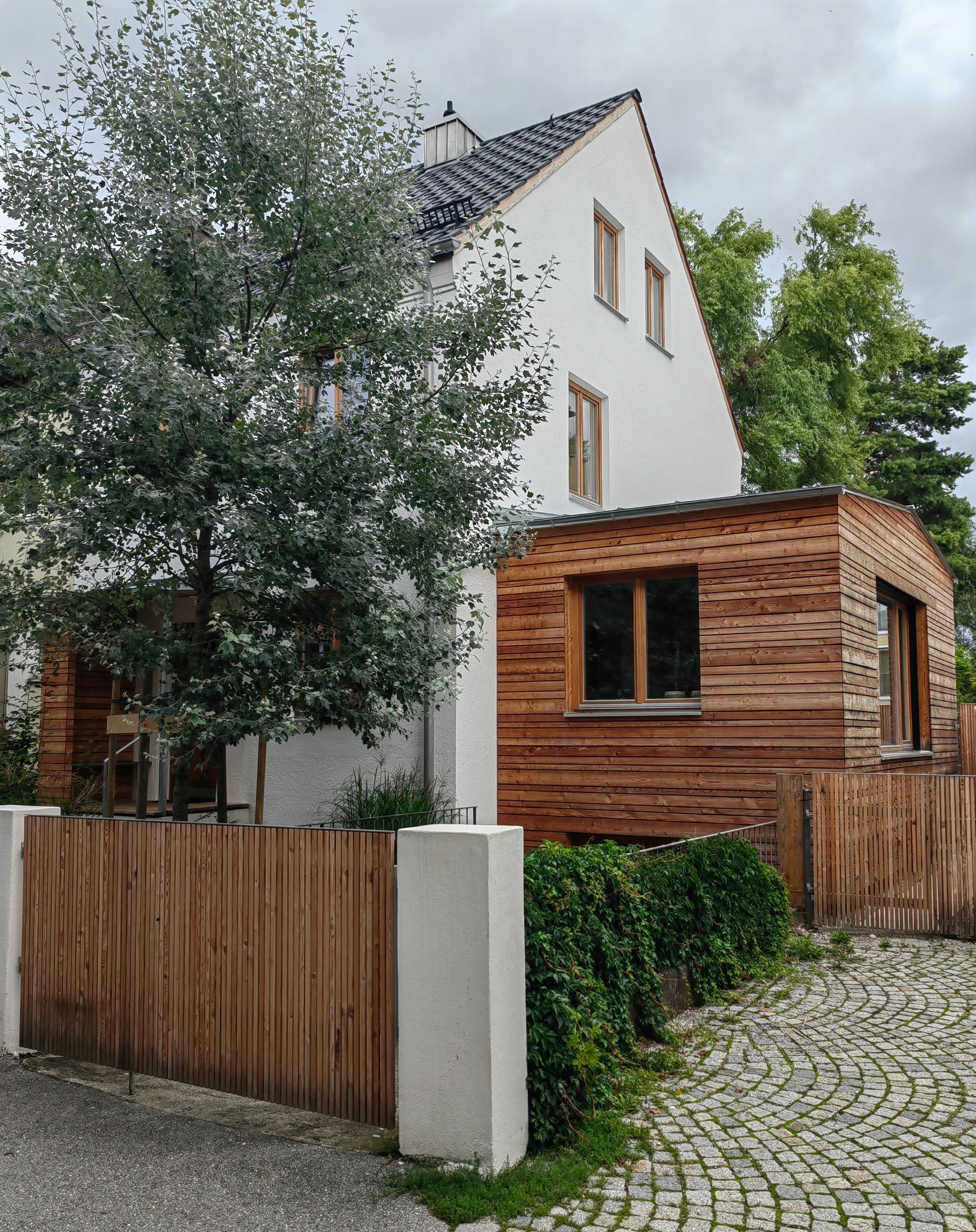 Moderner Holzanbau mit Lärchenschalung in Rosenheim - Zimmerei bauwerk singer