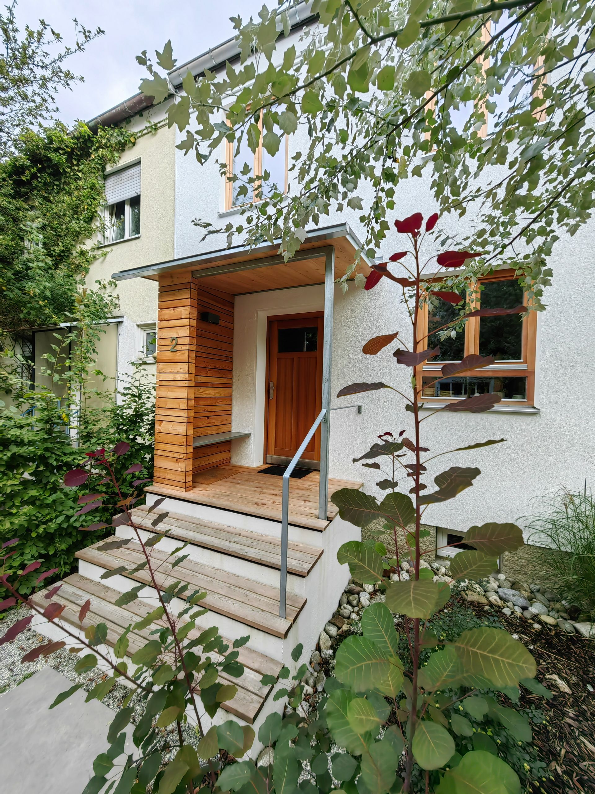 Überdachter Eingangsbereich mit handwerklich gefertigter Holzverkleidung - Schutz und Design aus einer Hand in München