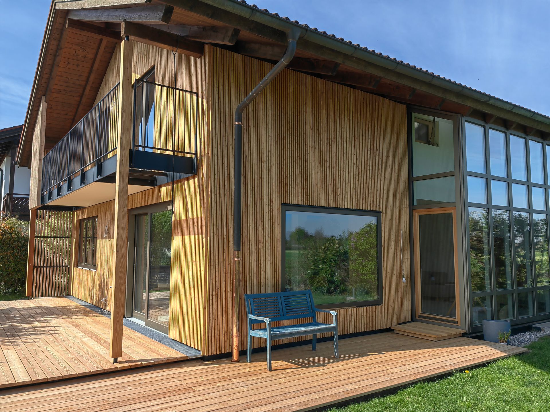 Sanierung mit Lärchenholz und Balkon aus Metall und Holz - Zimmerei bauwerk singer in Rosenheim