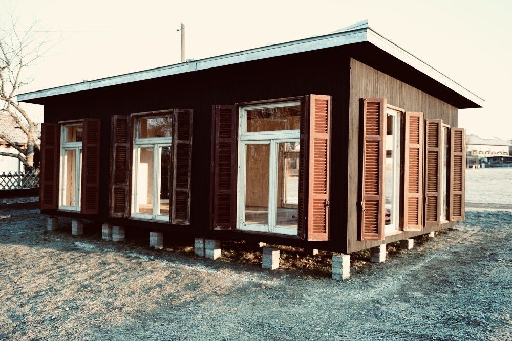 Außenansicht des Pavillons mit Vintage Fenstern und Fensterläden in Bad Aibling