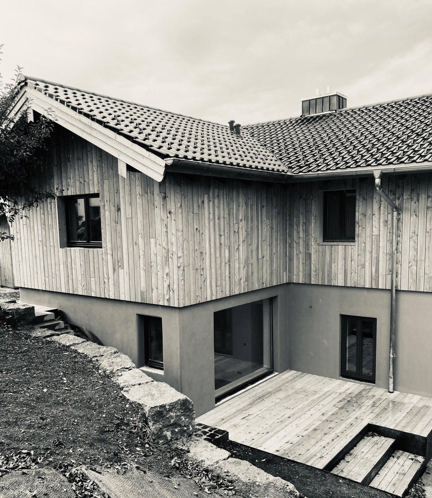 Holzfassade mit natürlicher Vergrauung - nachhaltige Gebäudesanierung durch Zimmerei bauwerk singer im Chiemgau