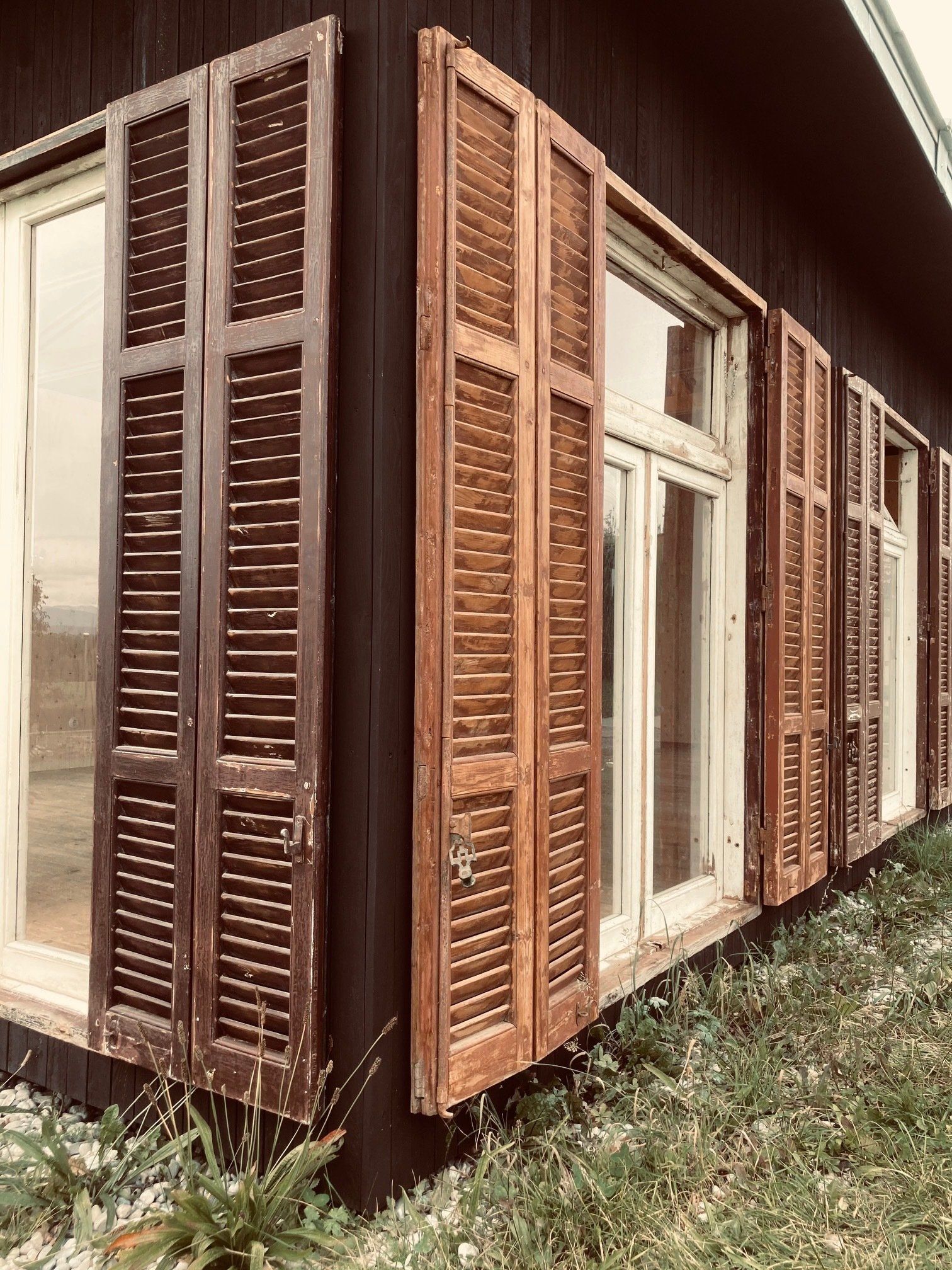 Detailansicht der Vintage Fenster und Fensterläden von bauwerk singer, gebaut in der Region Chiemgau