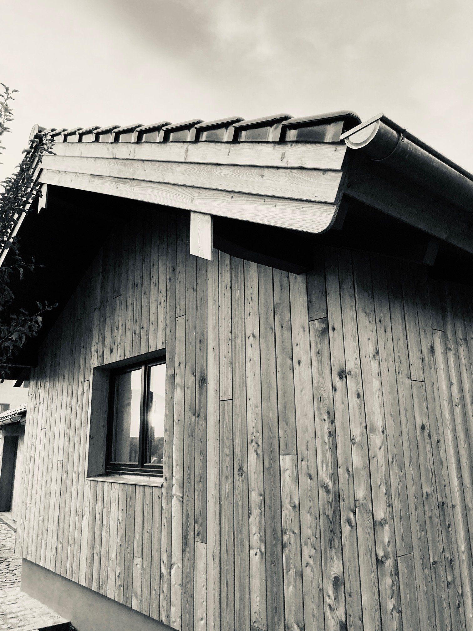 Detailansicht einer sanierten Holzfassade, modern umgesetzt in München