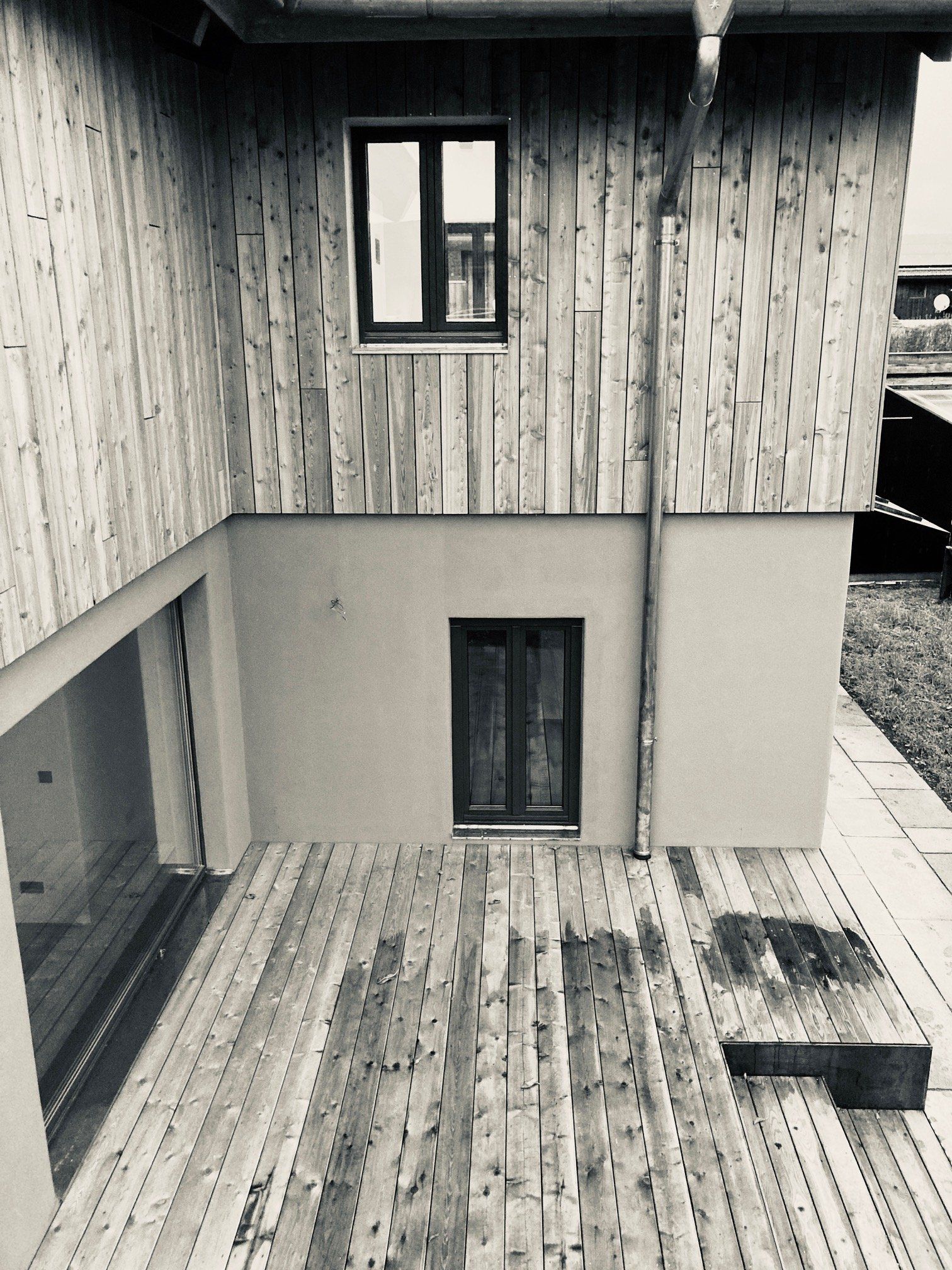 Komplettsanierung eines Wohnhauses mit neuem Dachstuhl und Holzverkleidung - individuell umgesetzt in München