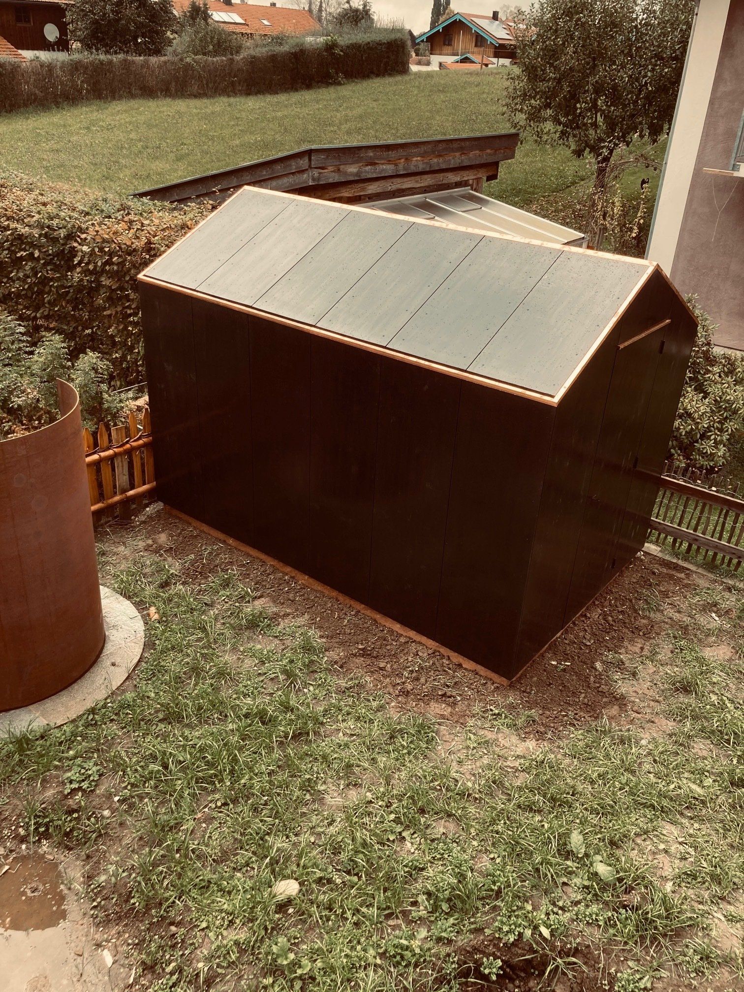 Moderne Außensauna im Gartenbereich, gebaut in Bad Aibling