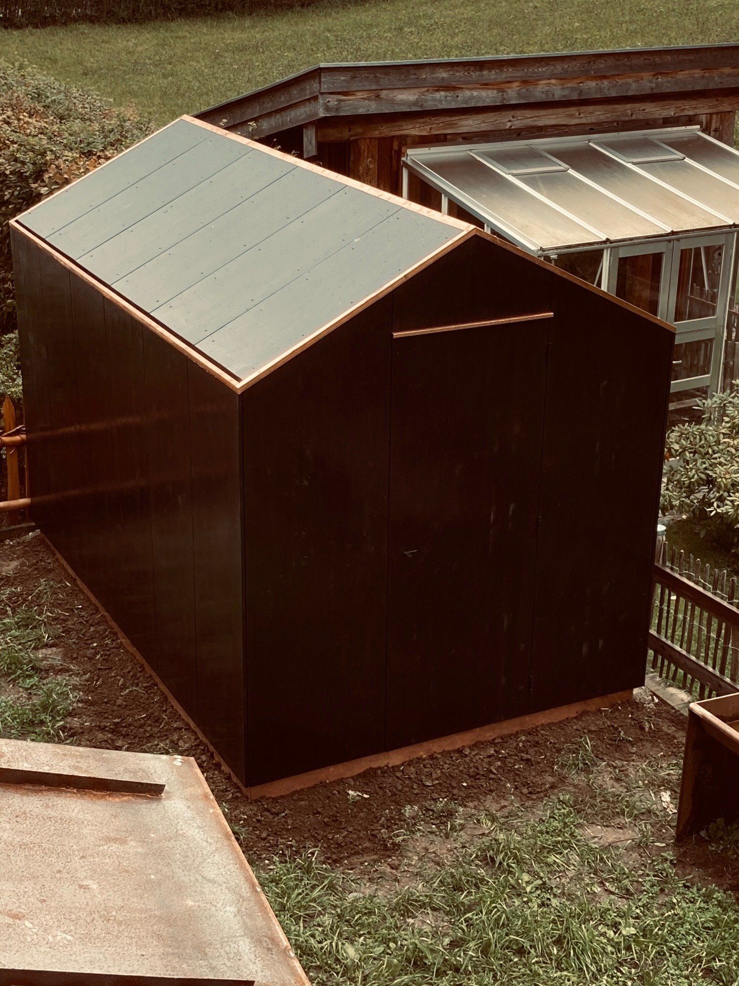 Freistehende Holzsauna mit klarer Architektur im Chiemgau