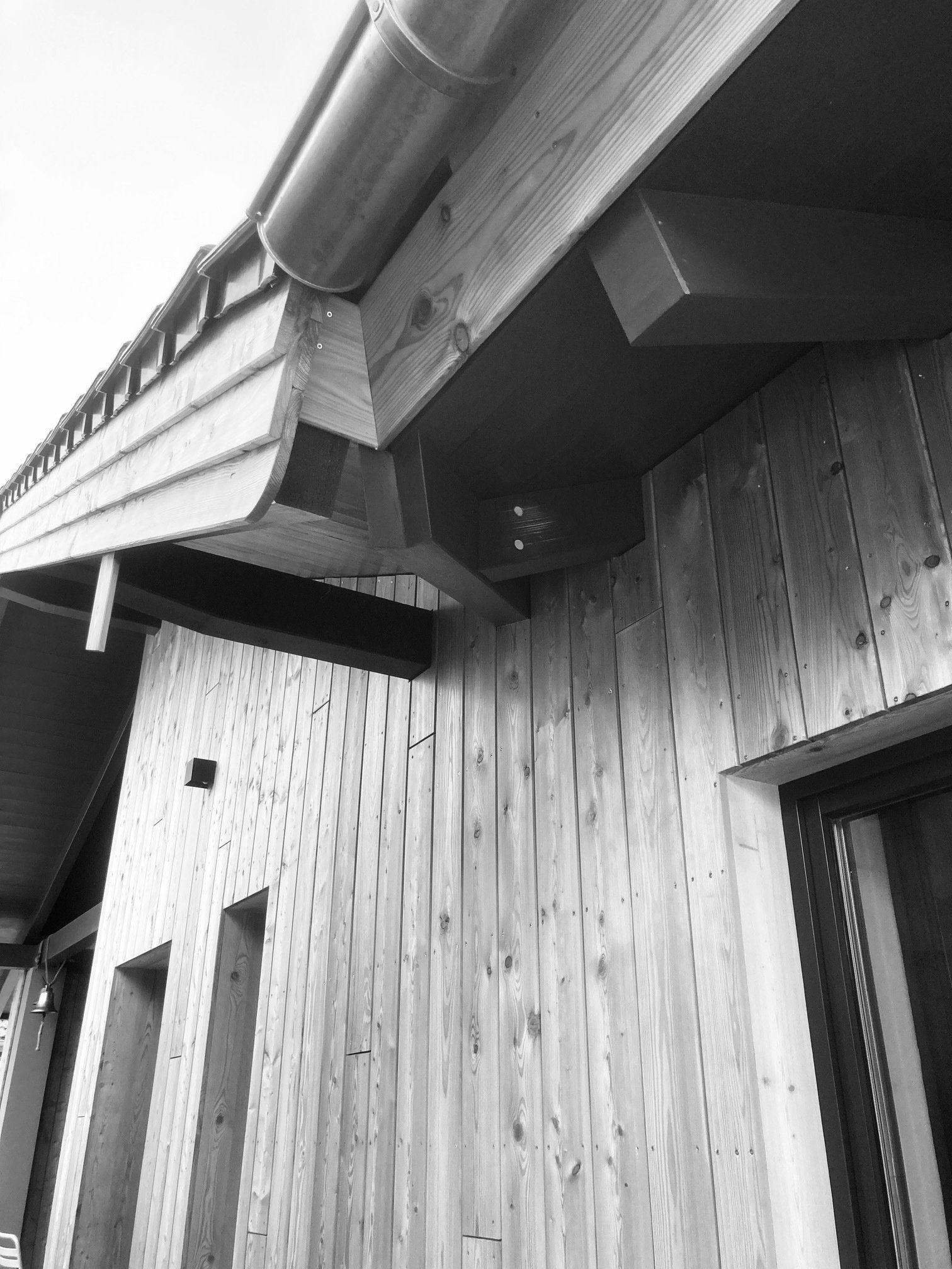 Detailansicht eines sanierten Holzvordachs - präzise Zimmererarbeit von bauwerk singer in Rosenheim