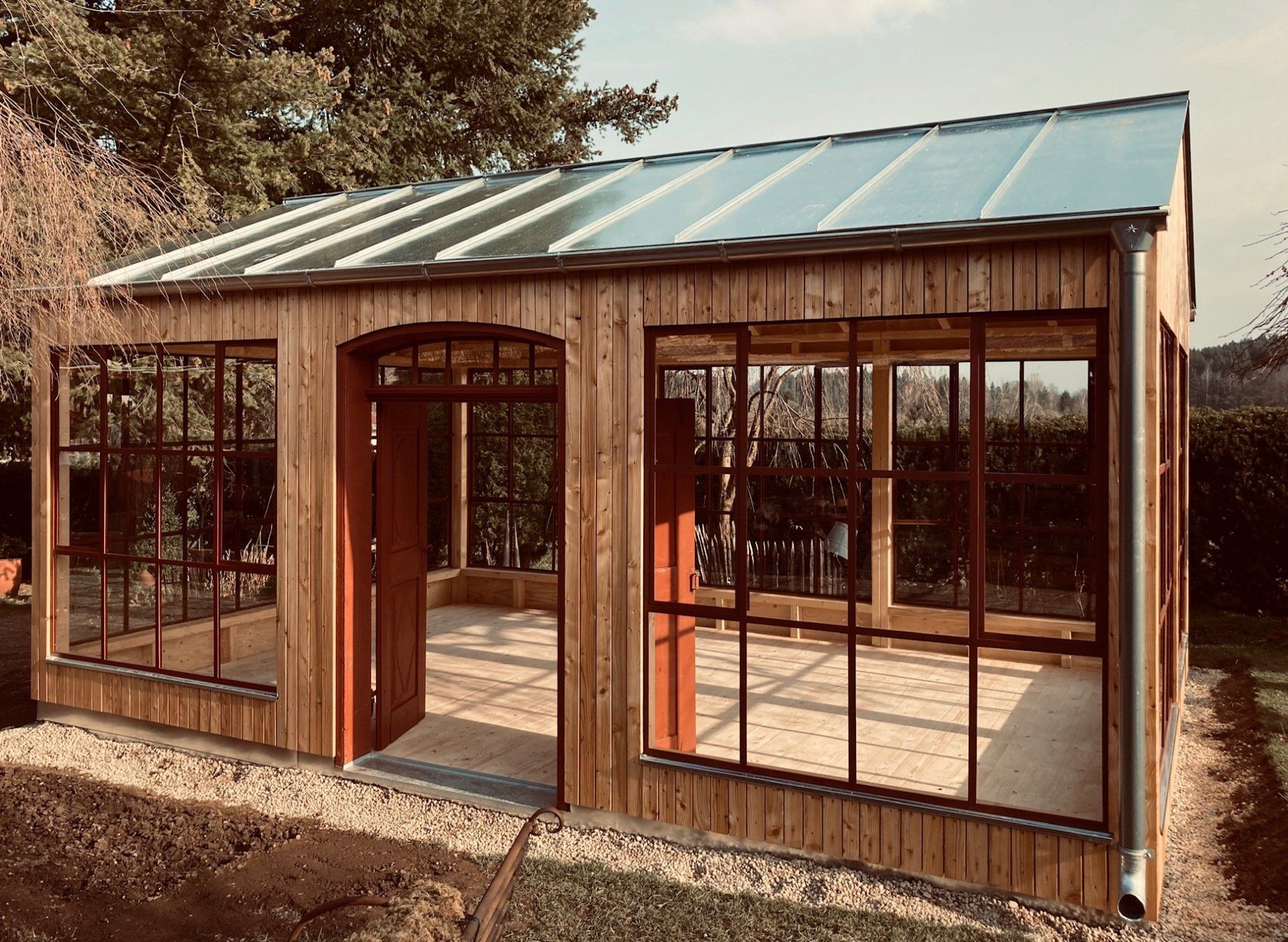 Moderne Orangerie mit Holzfassade, Glasfront, Standort München