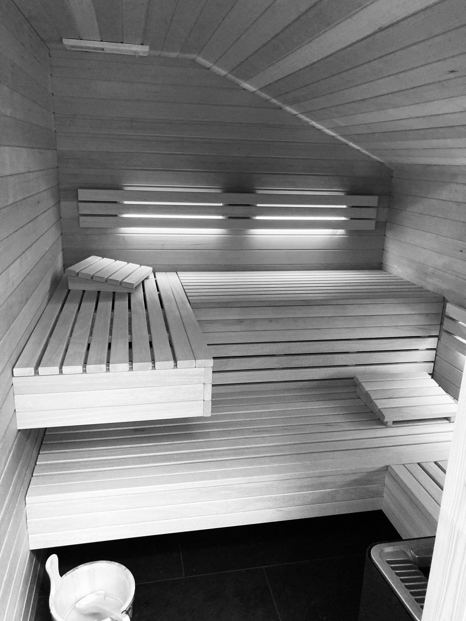 Minimalistische Innensauna aus hellem Holz - handwerklich gefertigt von bauwerk singer mit klarem Design in der Region München