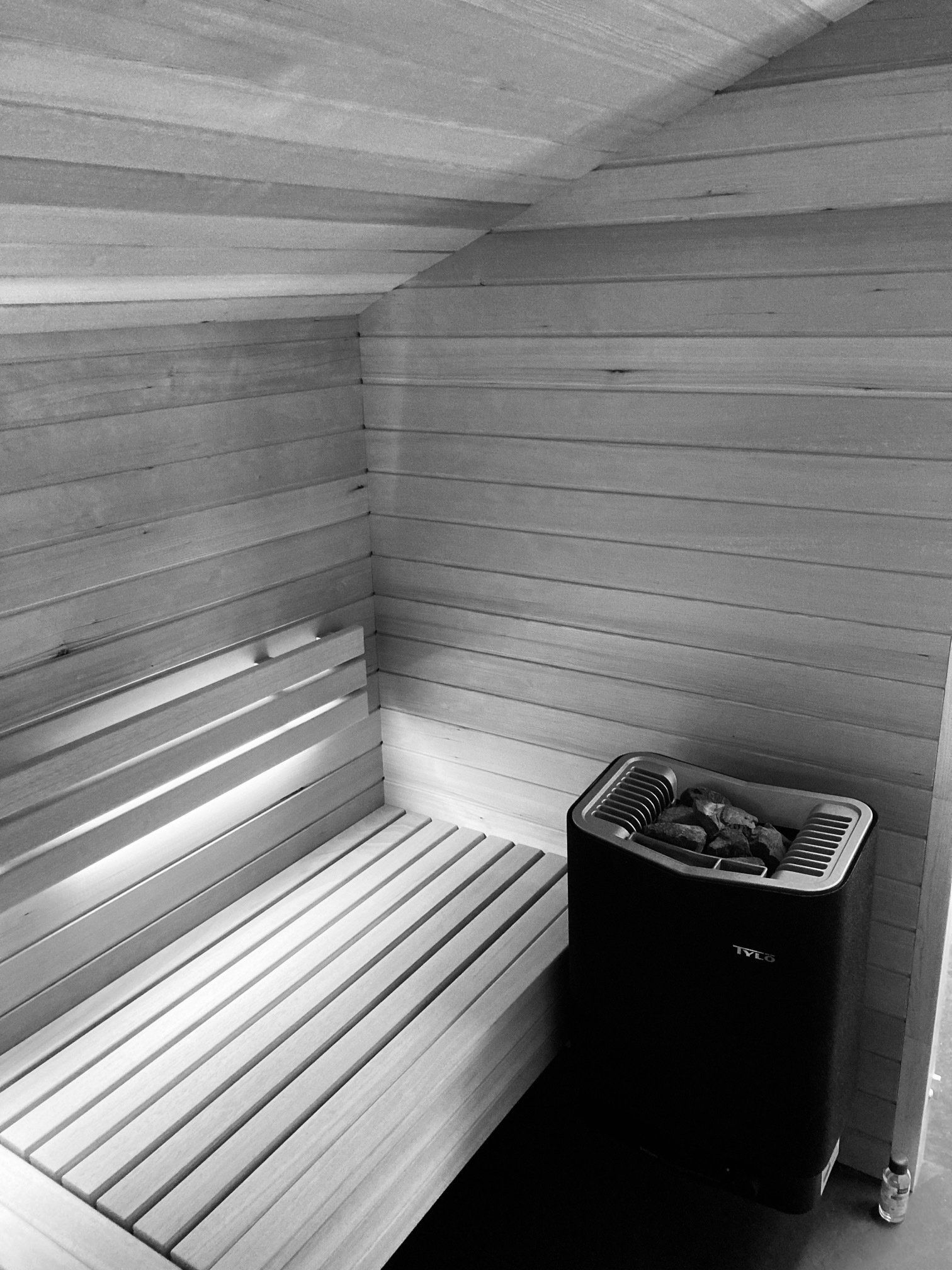 Moderne Holzsauna mit elegantem Aufbau - reduziert, langlebig, stilvoll umgesetzt in der Region Rosenheim