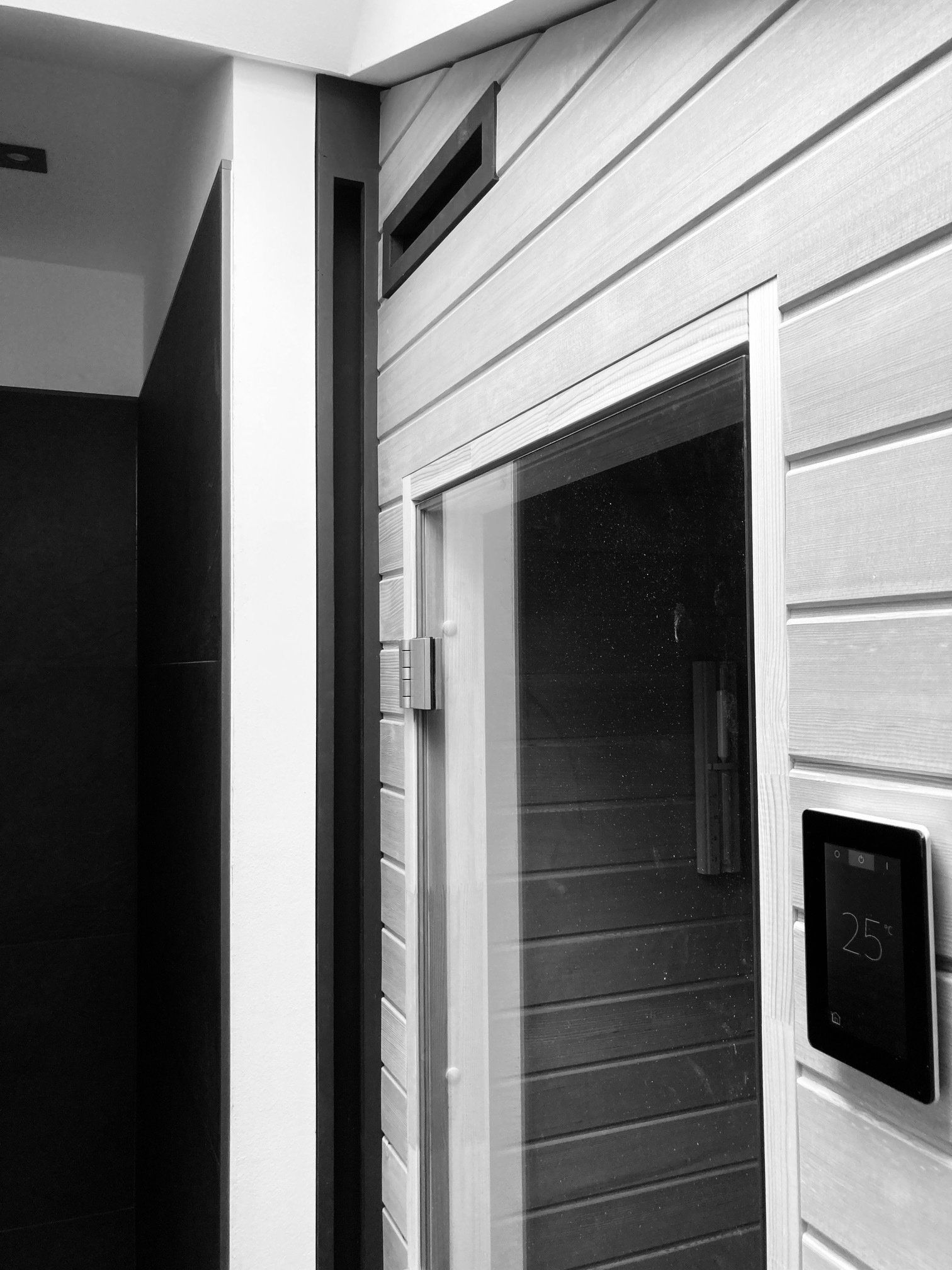 Moderne, minimalistische Innensauna aus hellem Holz - gebaut von bauwerk singer mit klarem Design in der Region Bad Aibling