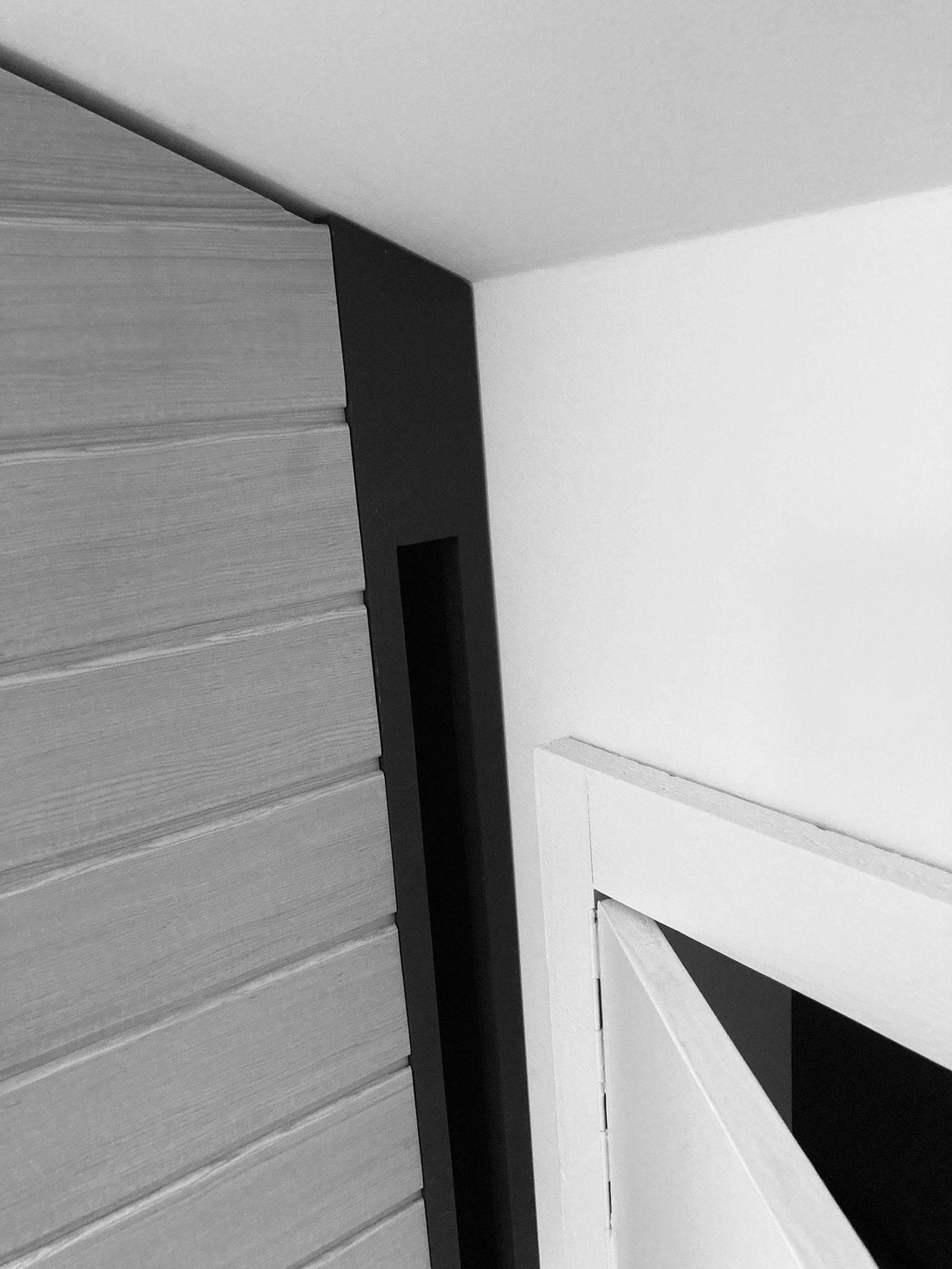 Individuell geplante Sauna mit klaren Linien und integrierter Sitzstruktur - Innenausbau mit Fokus auf Materialqualität und Funktion umgesetzt in der Region Chiemgau