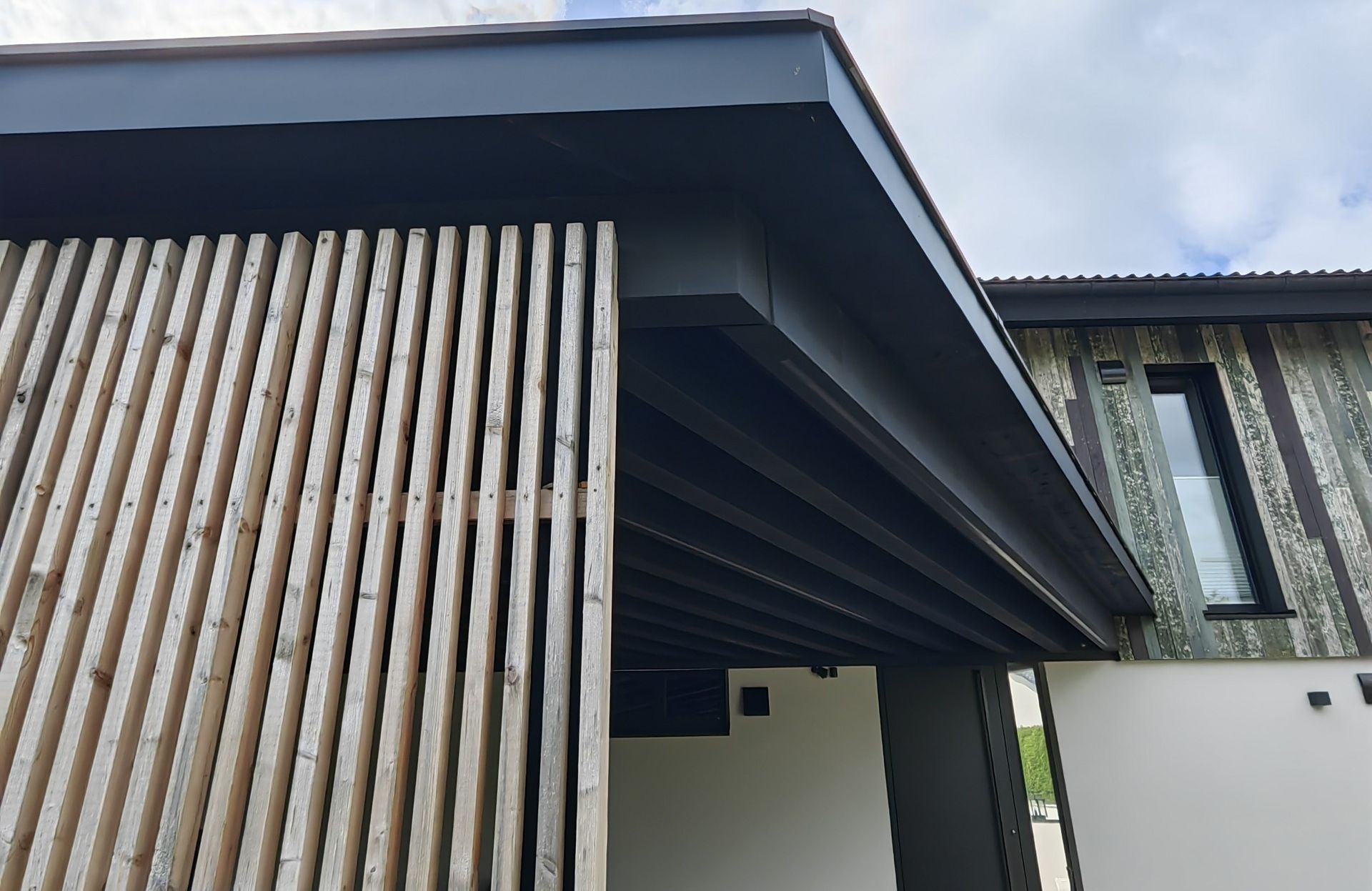 Modernes Carport mit Holzlamellen in Bad Aibling