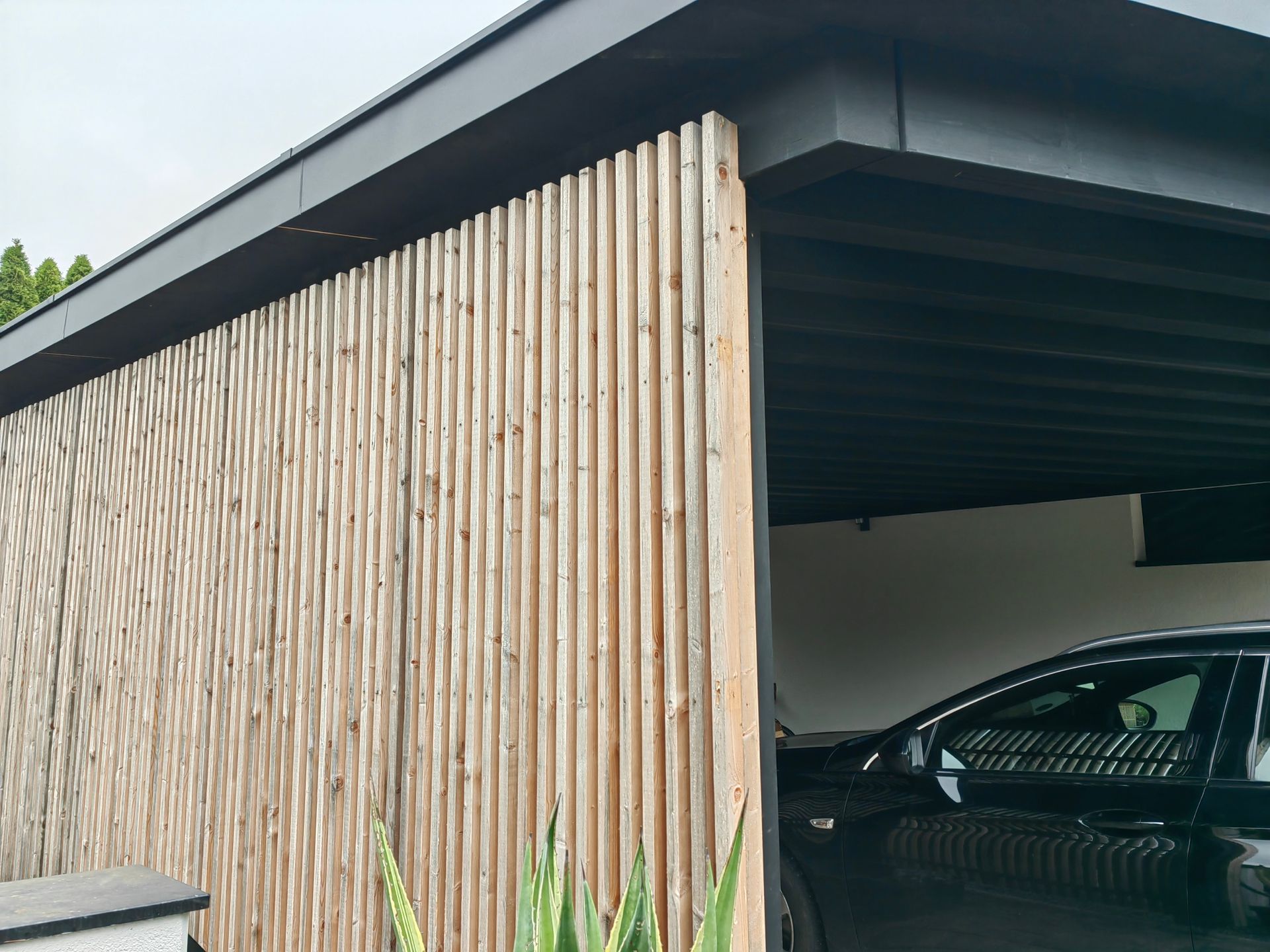 Modernes Carport aus Stahl und Holz, ausgeführt von Zimmerei bauwerk singer in Bad Aiblig
