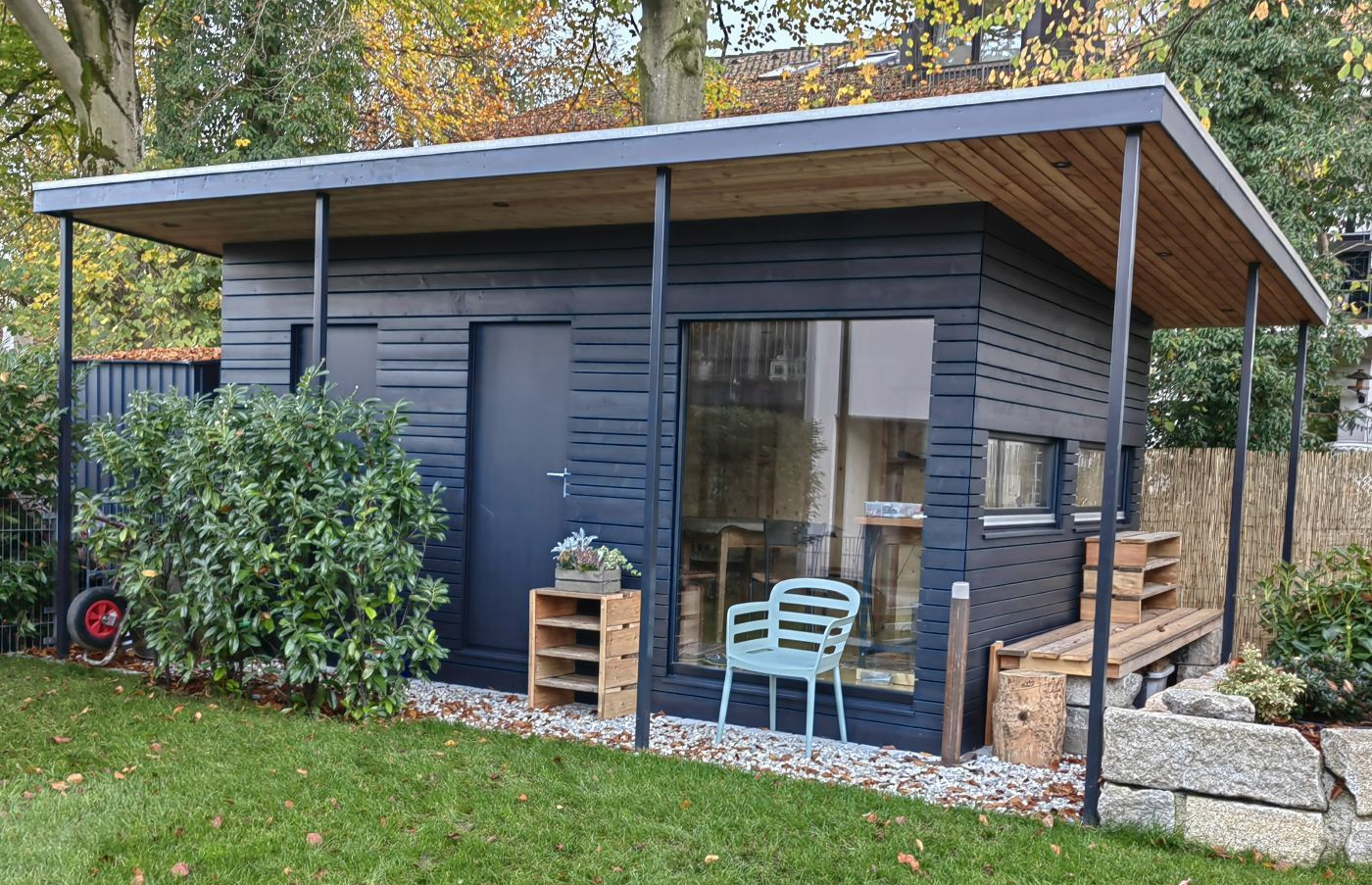 Modernes Gartenhaus im Mid-Century Stil in München
