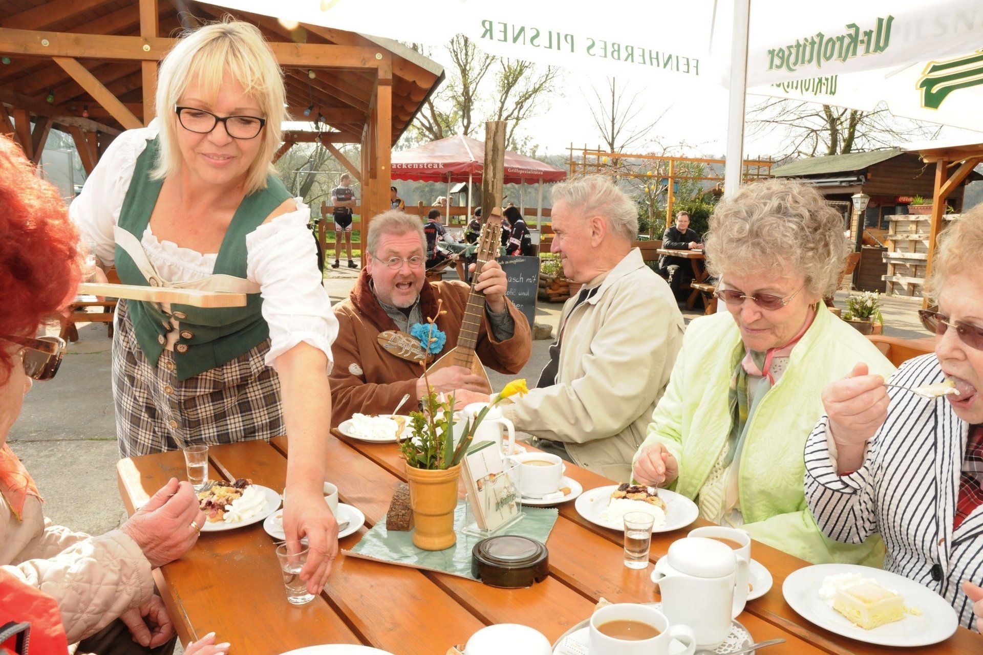 Gäste im Biergarten