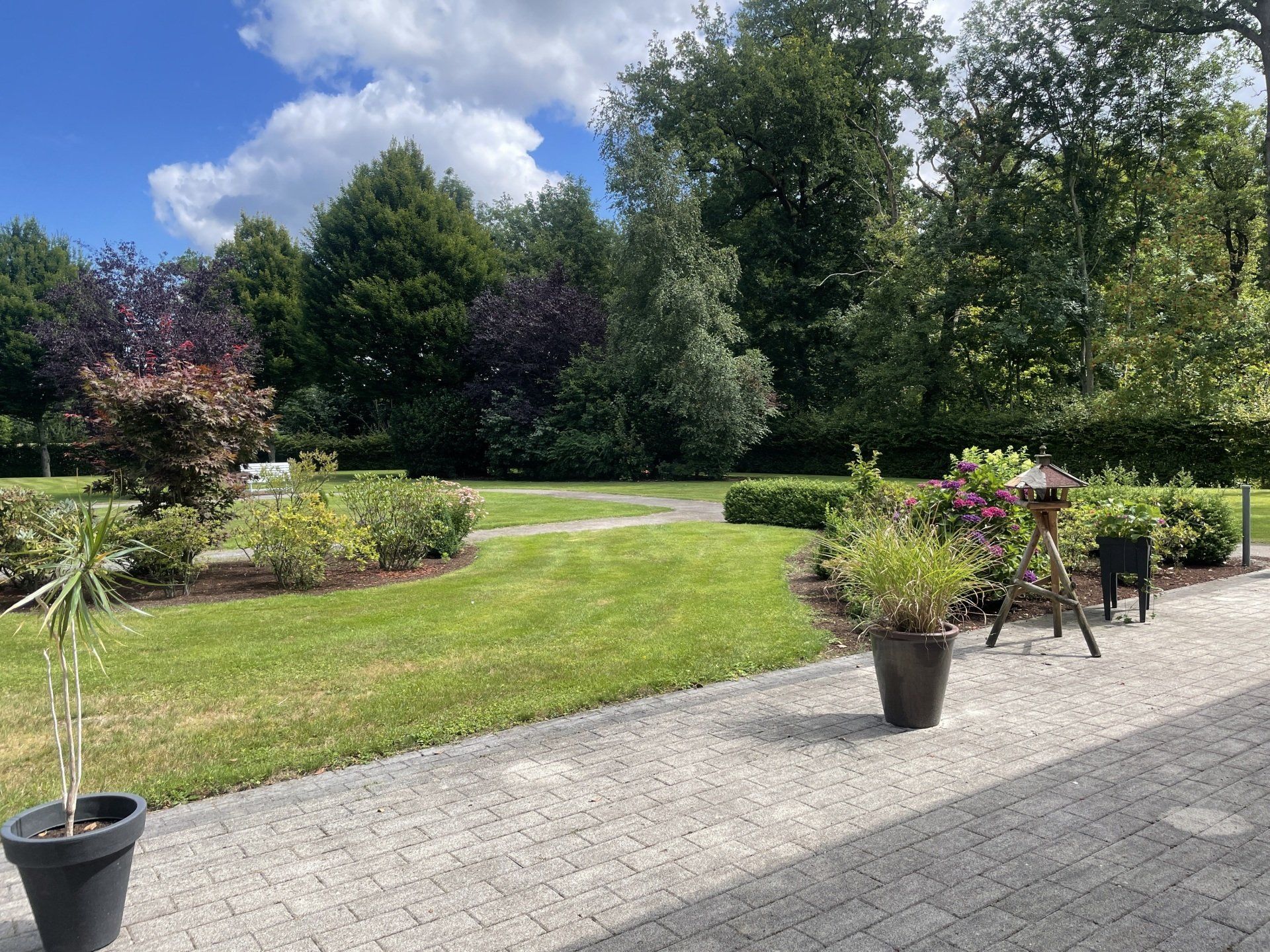 Großzügige Parkanlage Die Terrasse im kleinen Park.