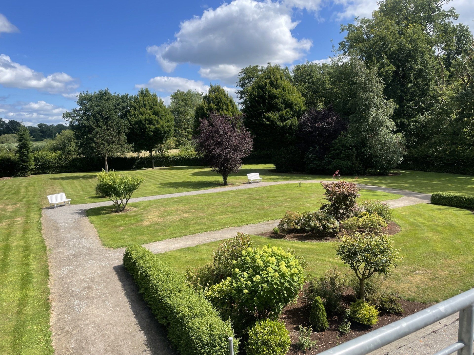 Parkanlage vom Balkon aus gesehen Blick in den Park