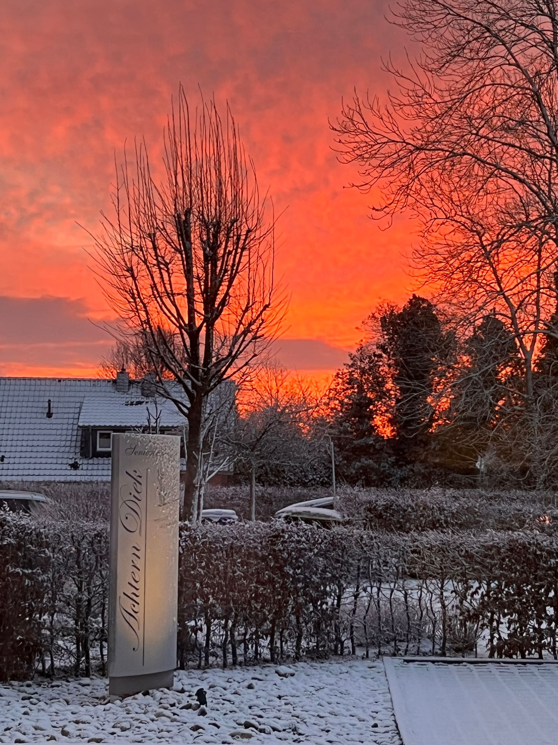 Auffahrt des Gebäudes Säule mit dem Hausnamen