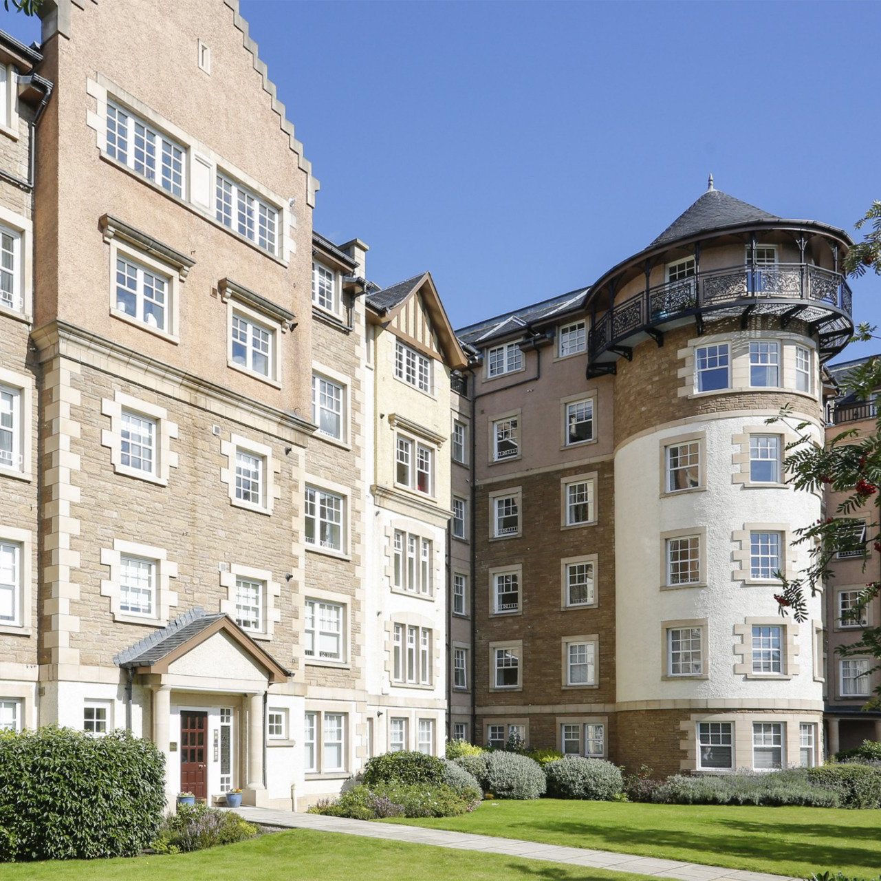 exterior painting of a block of flats in edinburgh