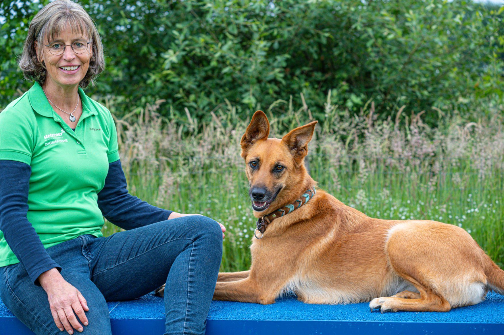 Ihre Ansprechpartnerin Dagmar Bowe mit Max Ansprechpartnerin für Hundeversicherungen und Pferdeversicherungen der Uelzener Versicherung