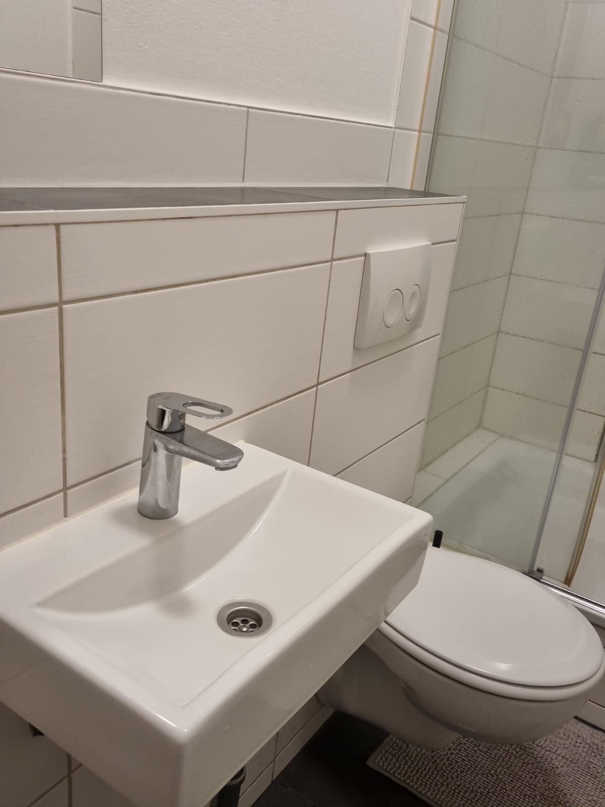 Appartment: Sanitärbereich - Waschbecken und WC