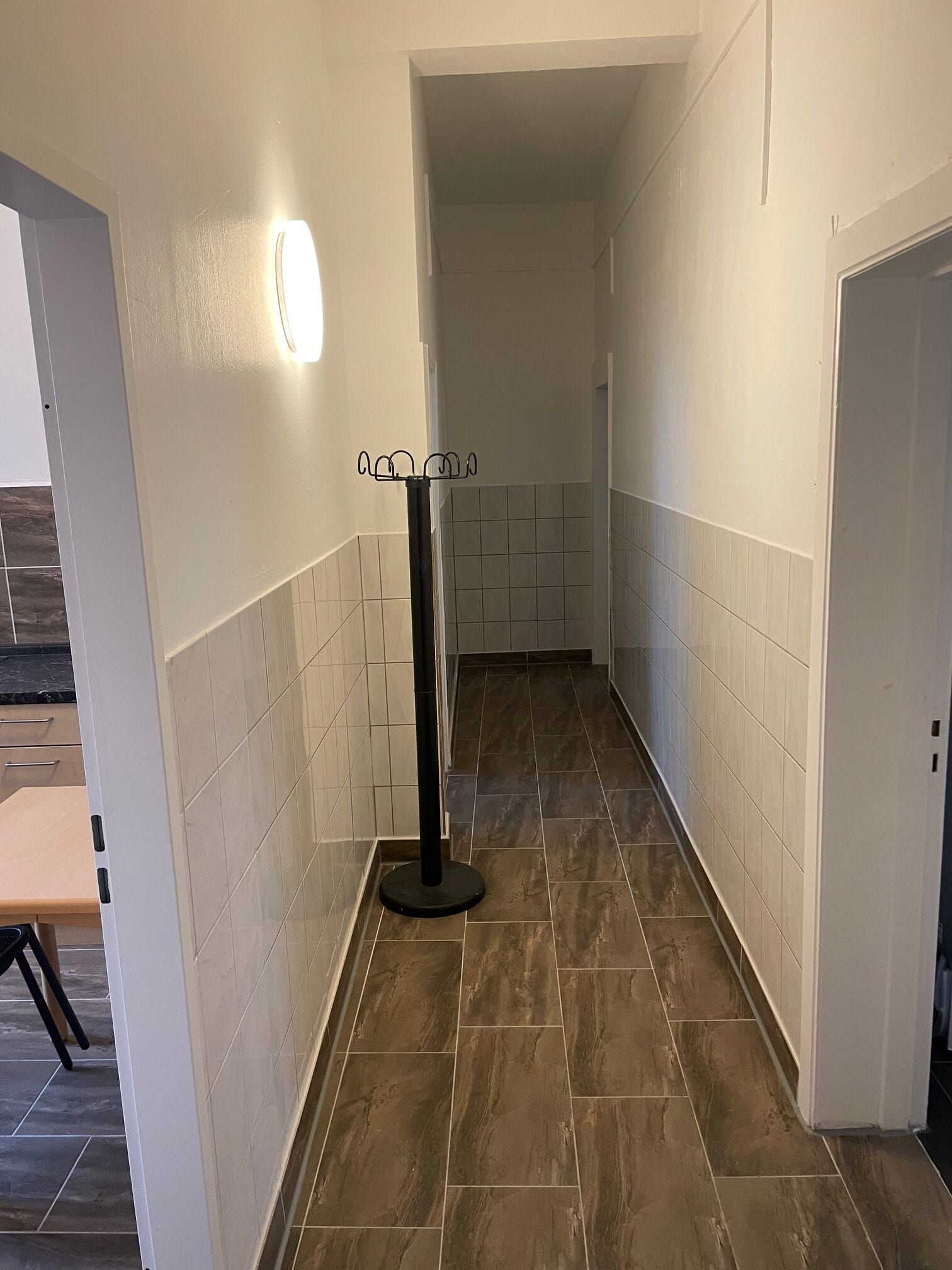 Flur - Wandlampe und Ständer für Jacken und Mäntel