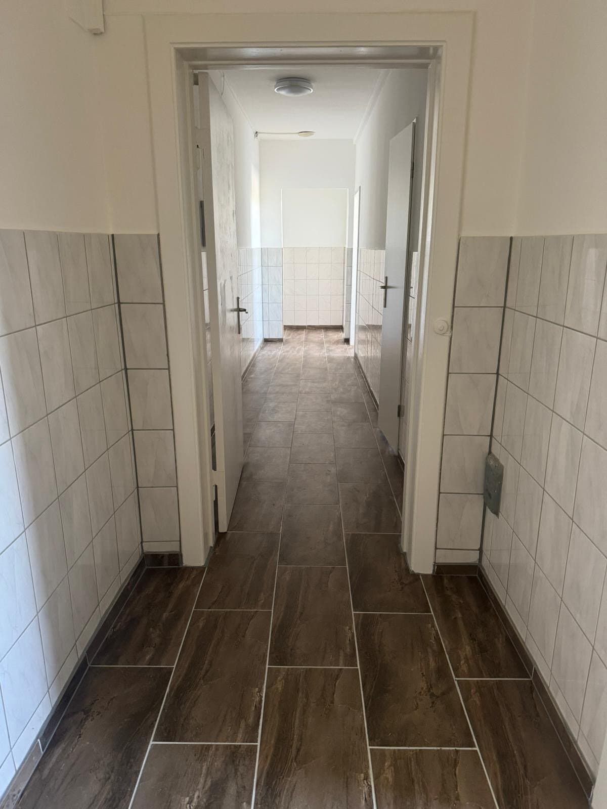 Flur mit Zugängen zu Zimmer